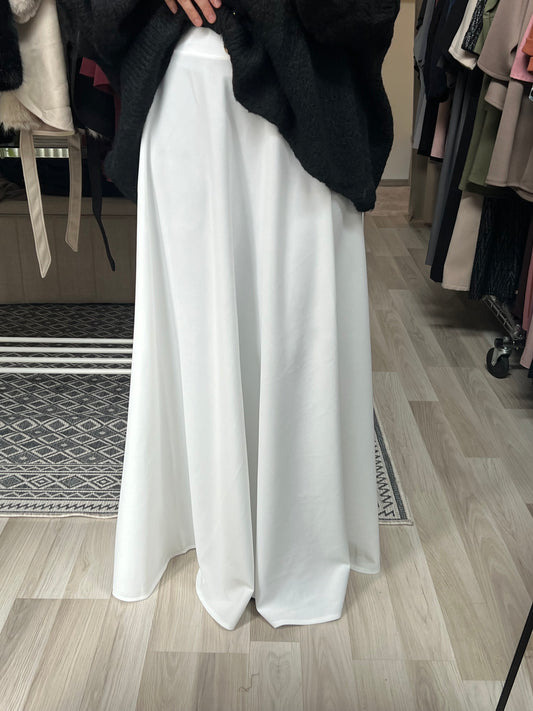 Weißer fließender Maxirock mit elastischem Bund, elegant fallend und blickdicht – Modest Fashion von Sheylin Wien
