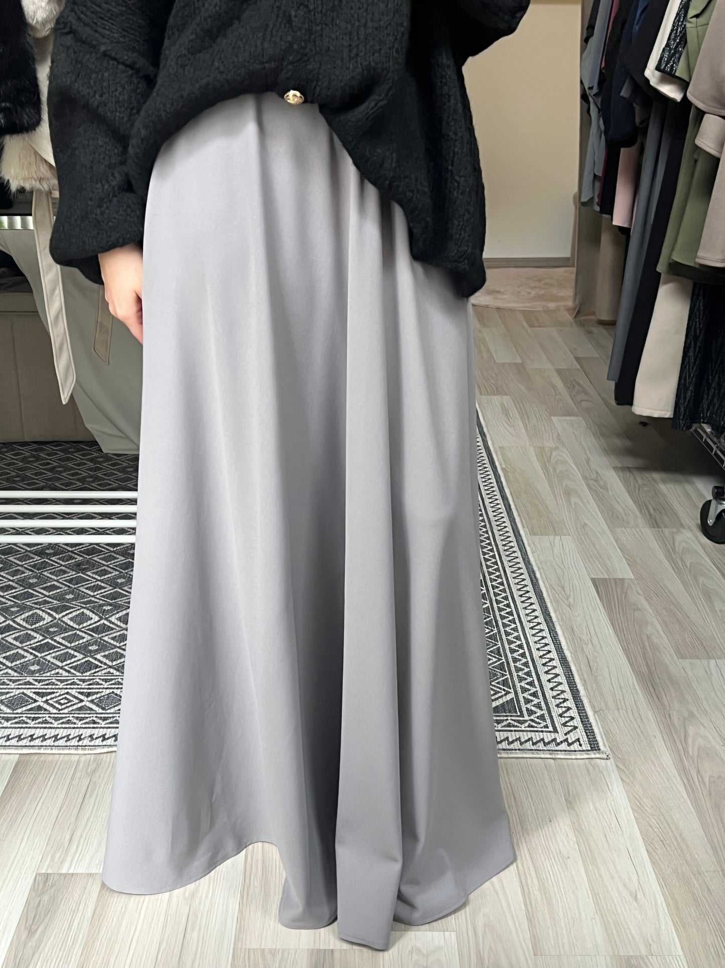 Langer Maxirock in Grau mit weich fallendem Stoff, ideal für elegante Alltagslooks