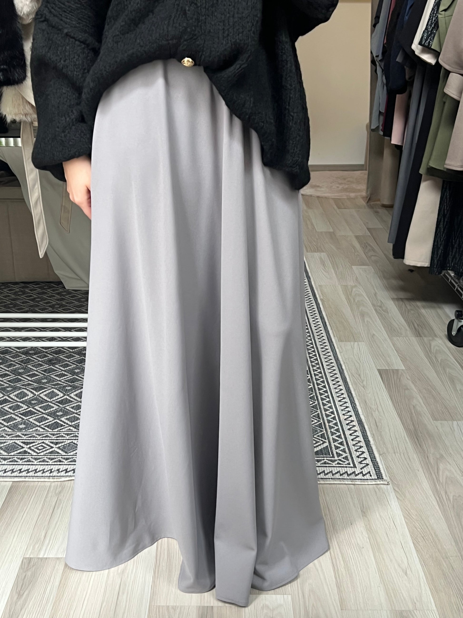 Langer Maxirock in Grau mit weich fallendem Stoff, ideal für elegante Alltagslooks