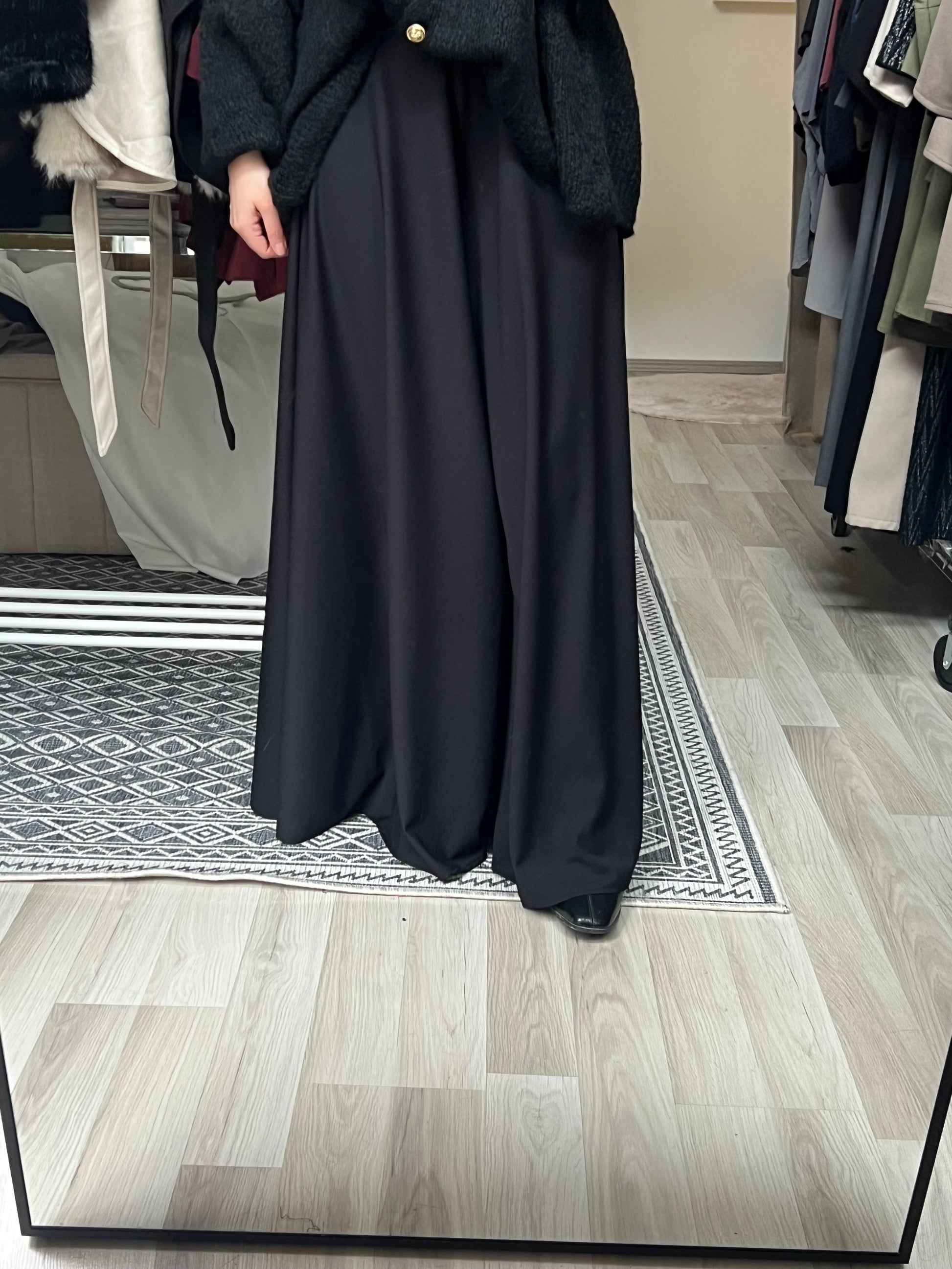 Schwarzer Maxirock in A-Linie mit weichem, fließendem Stoff – zeitloser Modest Fashion Rock für Alltag und besondere Anlässe, Sheylin Modest Wear Österreich