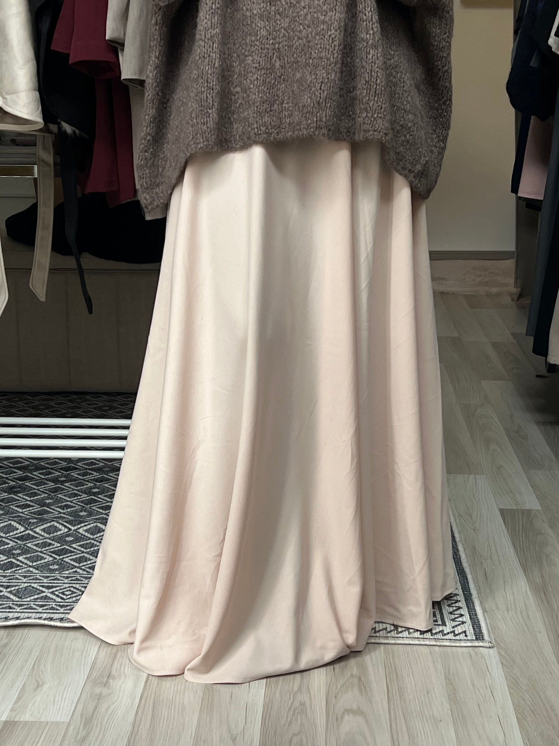 Eleganter Maxirock in zartem Rosé-Peach, blickdicht und fließend, perfekt für Alltag und besondere Anlässe – Modest Fashion Wien