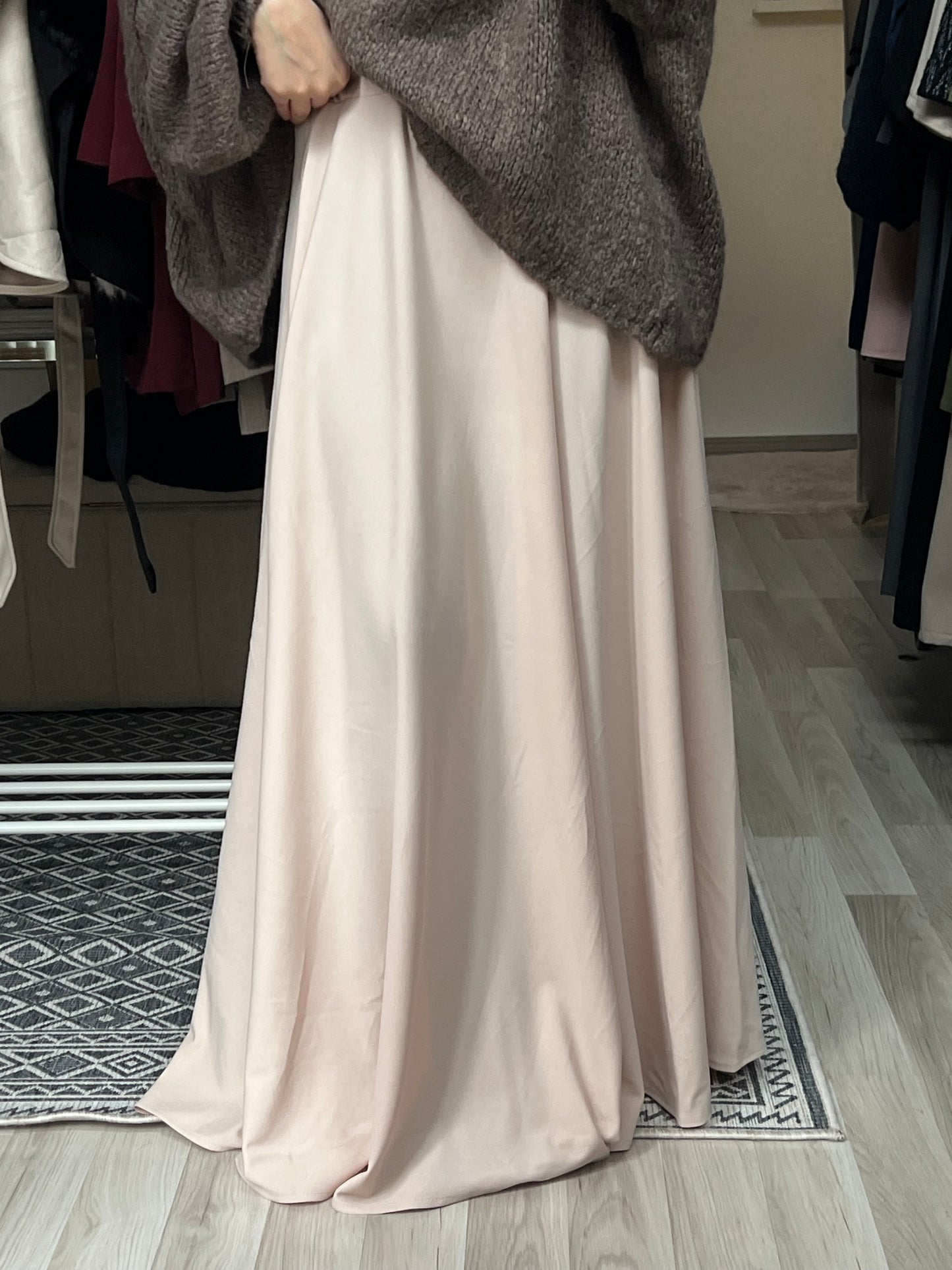 Fließender Maxirock in softem Peach-Ton mit elegantem Fall, kombiniert mit Oversize-Strickpullover – moderner Modest Fashion Look von Sheylin Wien