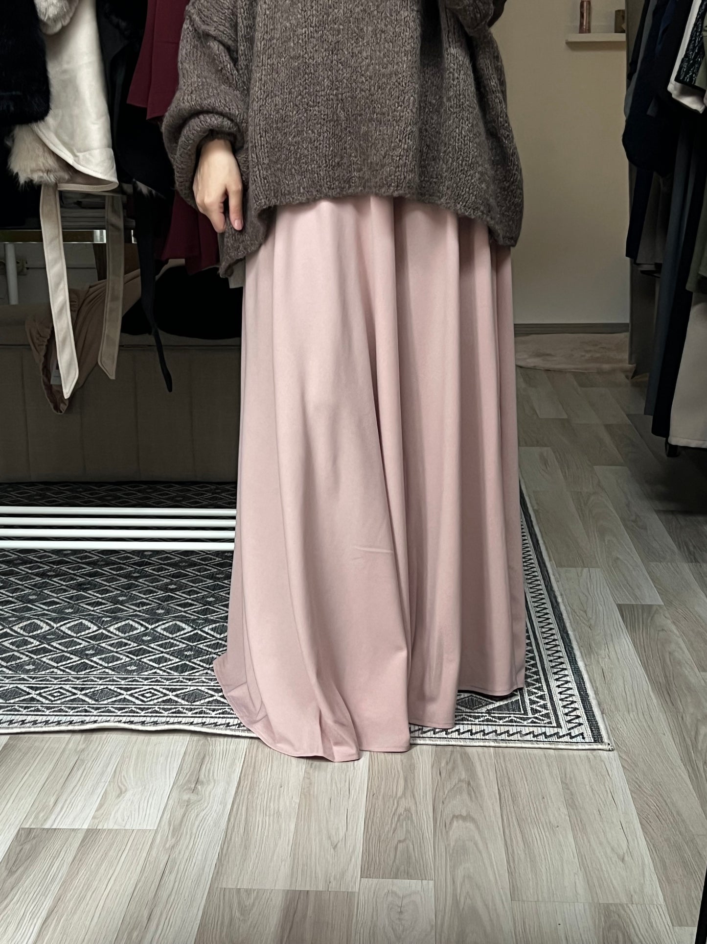 Roséfarbener Maxirock mit weich fließender Silhouette, bodenlang und blickdicht, kombiniert mit Oversize Strickpullover, Modest Fashion aus Wien