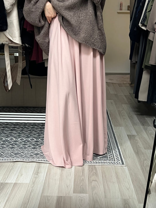 Fließender Maxirock in zartem Rosé mit elastischem Bund, elegant fallender Stoff, modester Damenrock von Sheylin Wien, ideal für Hijabi Looks und Alltag