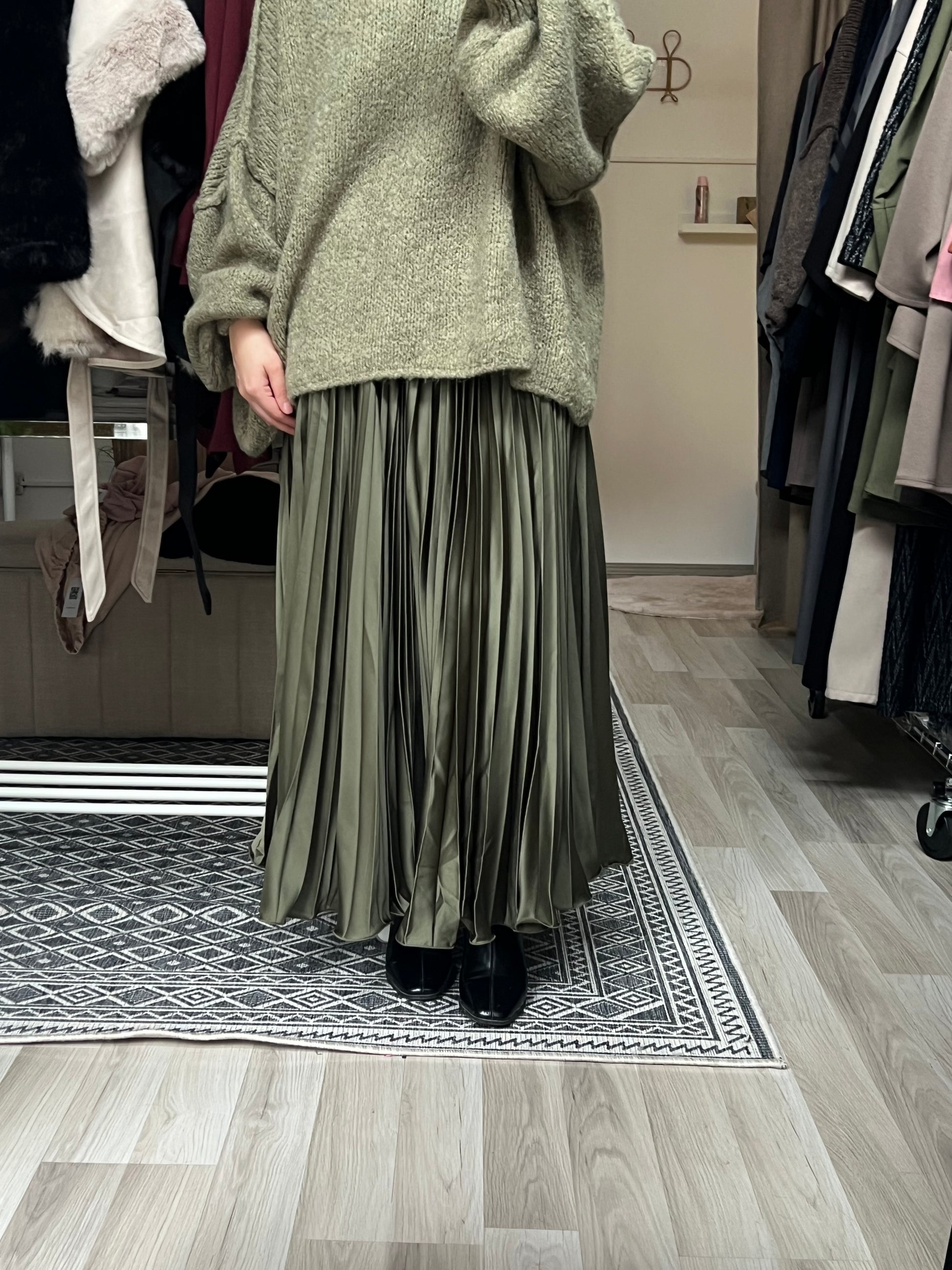 Fließender Plisseerock in Olivgrün, blickdicht und bequem, modern gestylt mit Strickpullover – islamische Mode und Maxiröcke bei Sheylin Wien