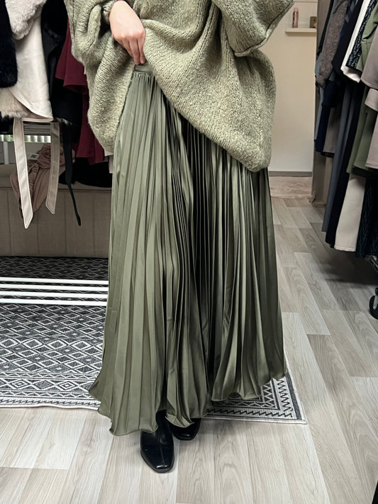 Roséfarbener Maxirock mit weich fließender Silhouette, bodenlang und blickdicht, kombiniert mit Oversize Strickpullover, Modest Fashion aus Wien