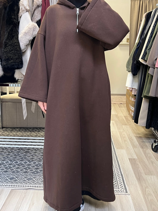 Braunes Hoodie-Kleid in Oversize-Passform mit Kapuze und halbem Reißverschluss, langes modest Kleid für Hijabi Frauen – Sheylin Modest Fashion Wien