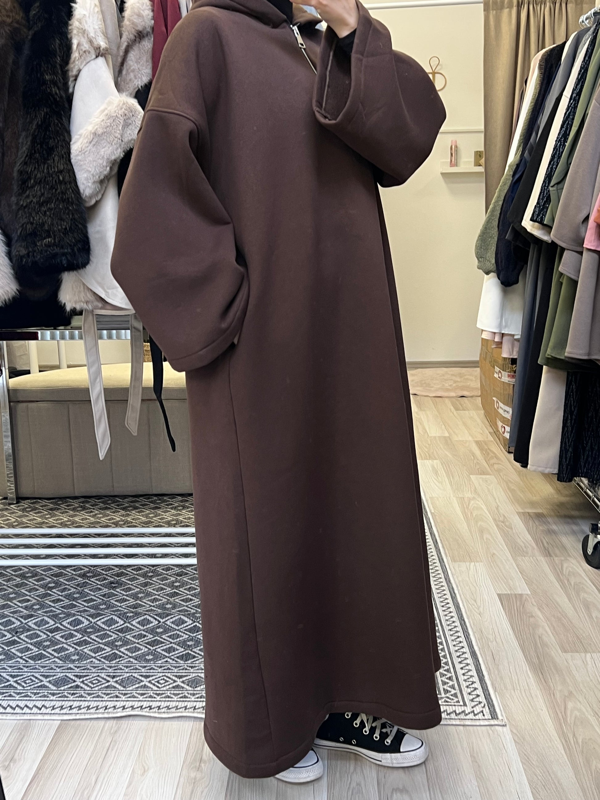 Braunes langes Hoodie-Kleid im Oversize-Schnitt mit weiten Ärmeln, bequemes Winter-Modest-Wear Kleid für Frauen – Sheylin Wien