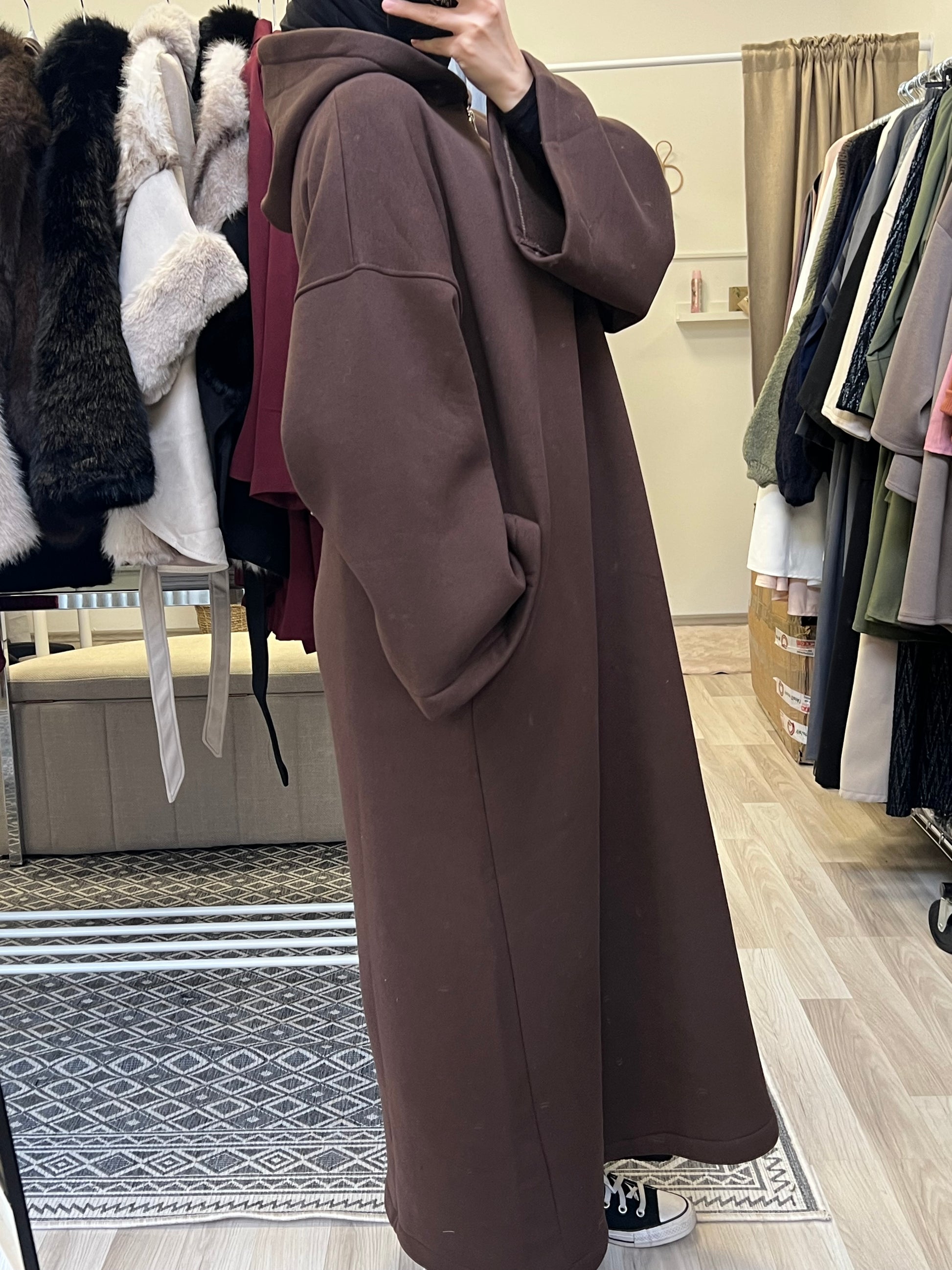 Detailansicht braunes Hoodie-Kleid mit Reißverschluss am Kragen, locker fallender Stoff, modernes modest Kleid für Hijabis – Sheylin Vienna