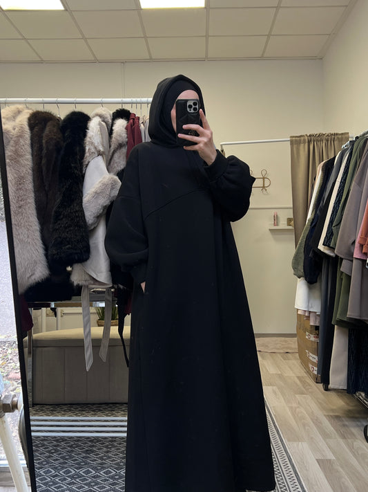 Schwarze Hoodie-Abaya in Oversize-Schnitt von Sheylin Vienna – moderne Modest Fashion Abaya für Alltag und Streetstyle, erhältlich im Hijab Shop Wien.