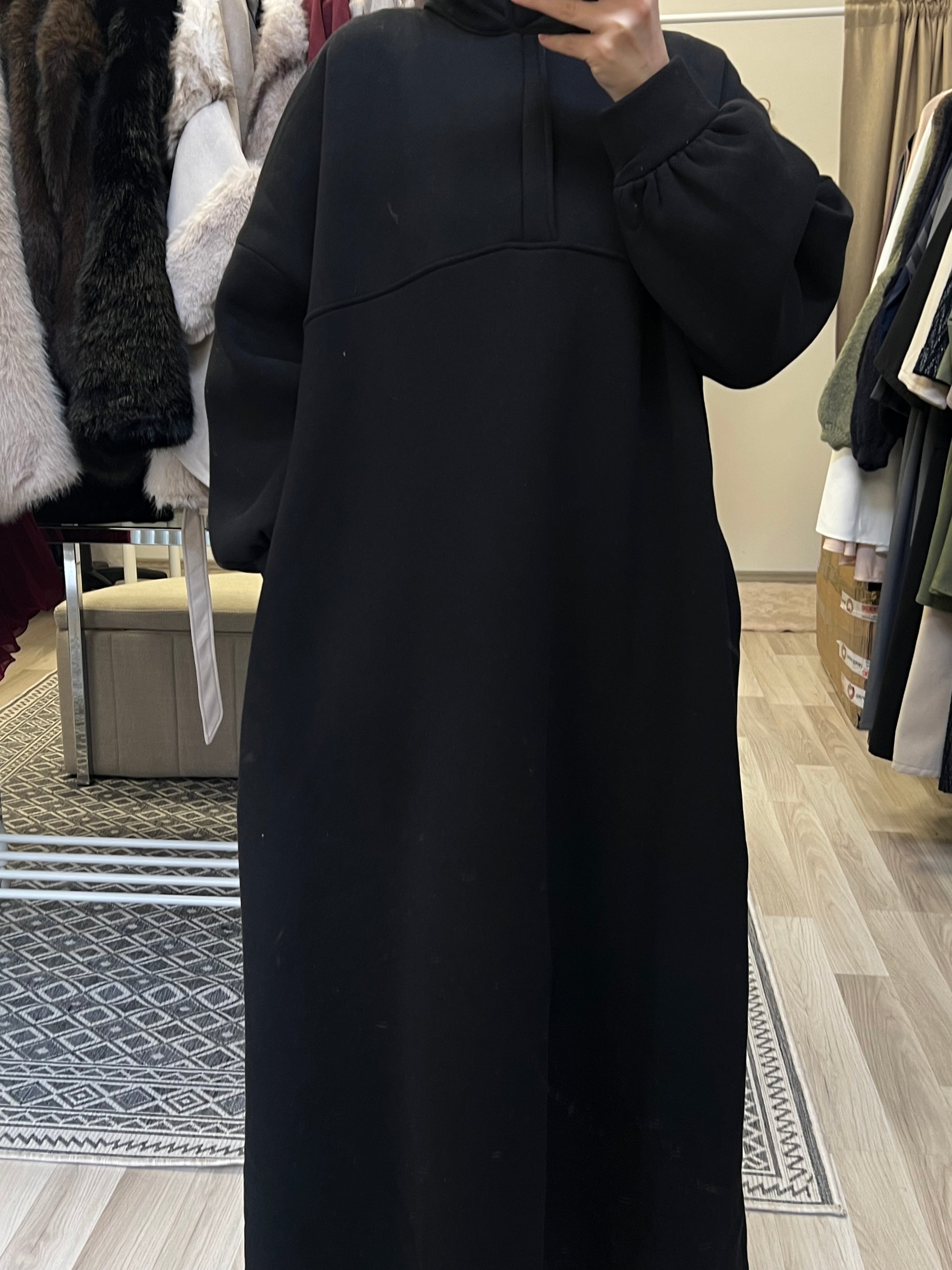 Detailansicht der schwarzen Hoodie-Abaya von Sheylin – weicher Stoff, minimalistisches Design, moderne Abaya für Hijabi Frauen in Wien.