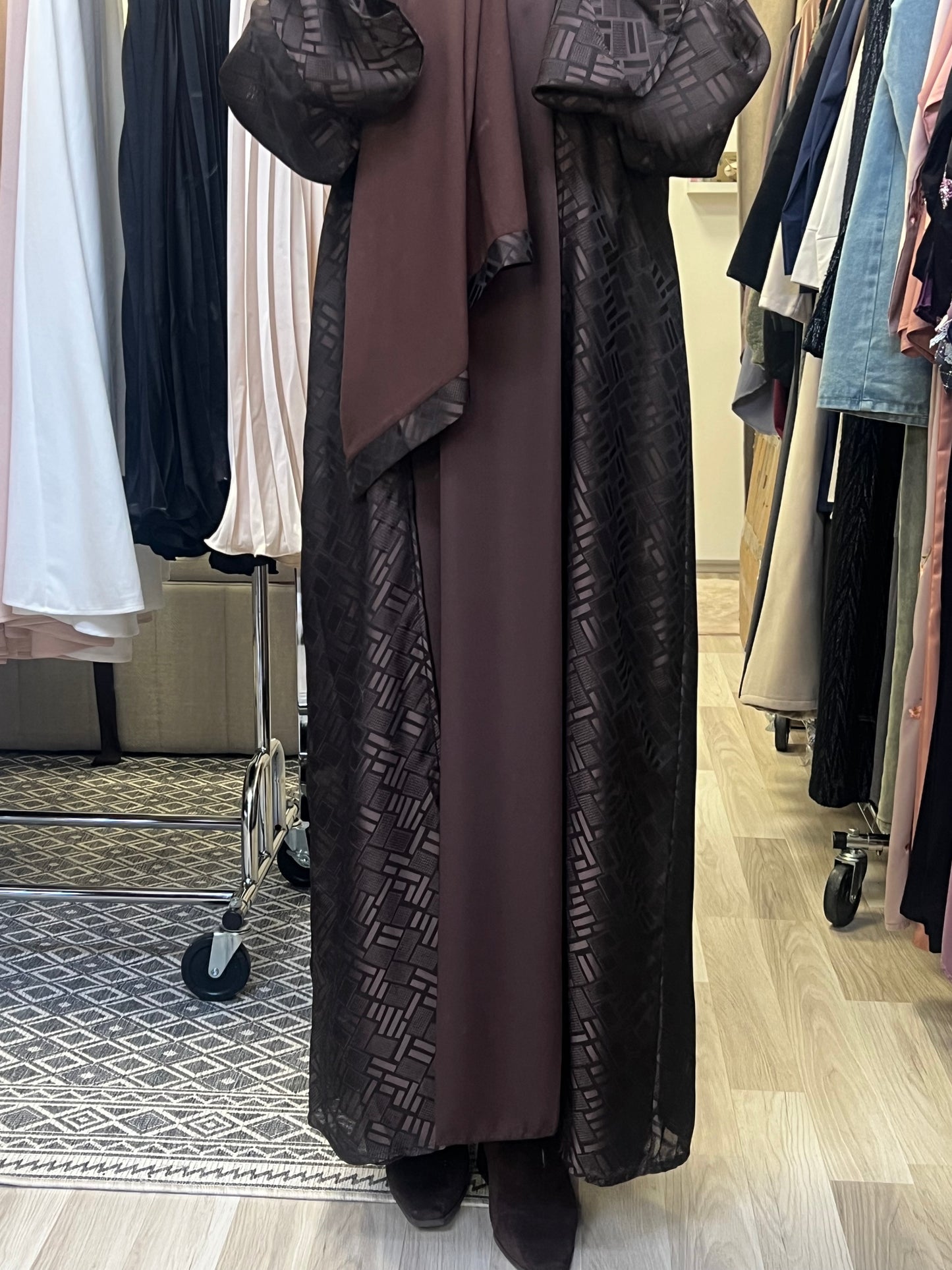 Abaya Set in Braun mit Jacquard Kimono und passendem Hijab Vorderansicht