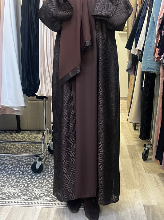 Abaya Set in Braun mit Jacquard Kimono und passendem Hijab Vorderansicht
