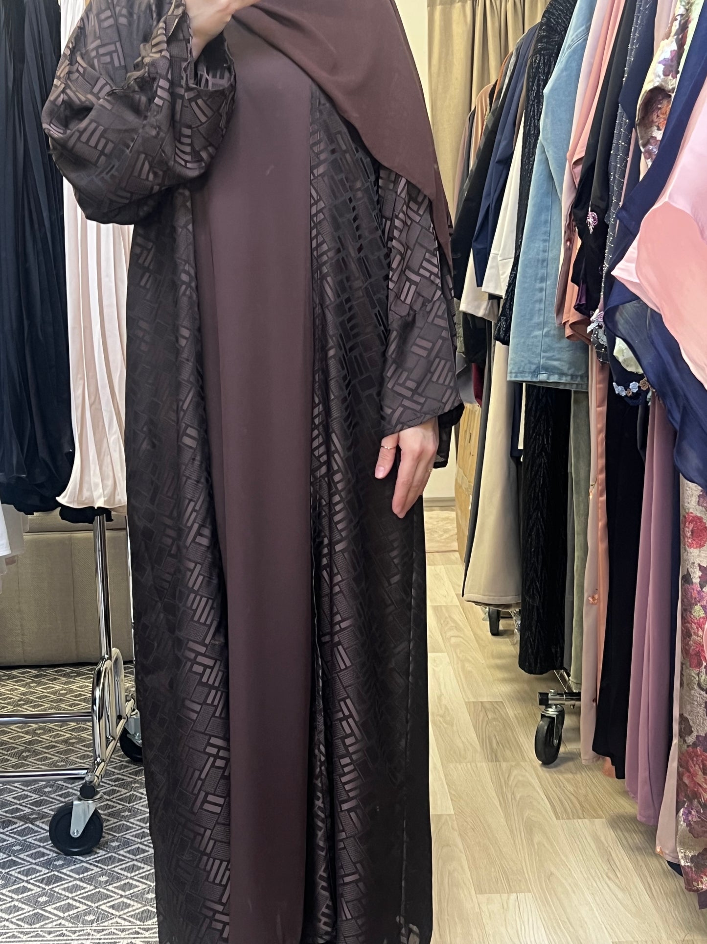 Detailaufnahme Jacquard-Muster Kimono braune Abaya