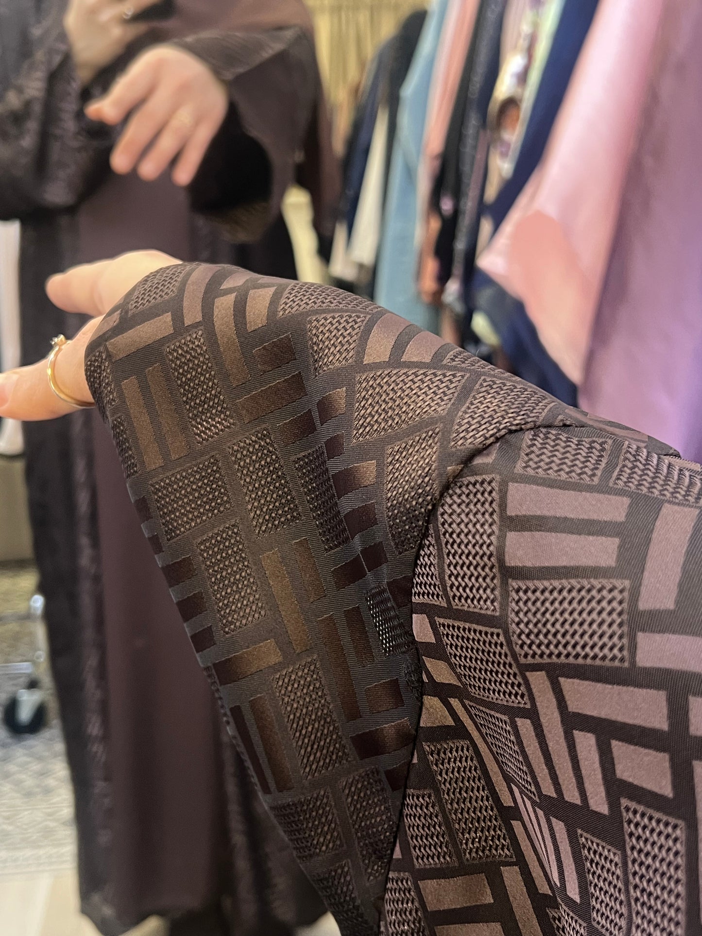 Seitenansicht Abaya Set Modest Fashion mit strukturiertem Stoff