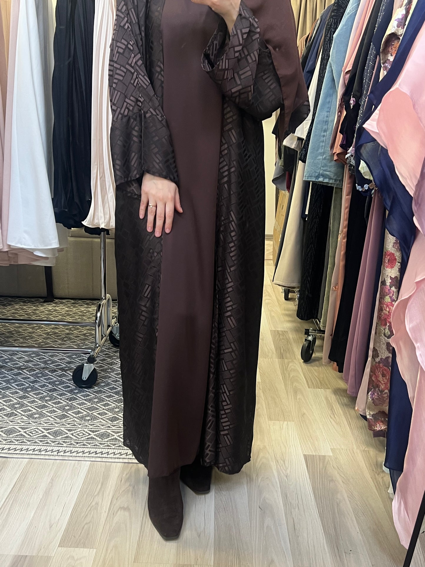 Abaya Rayana – Set in warmem Braun mit geometrischem Jacquard | 19