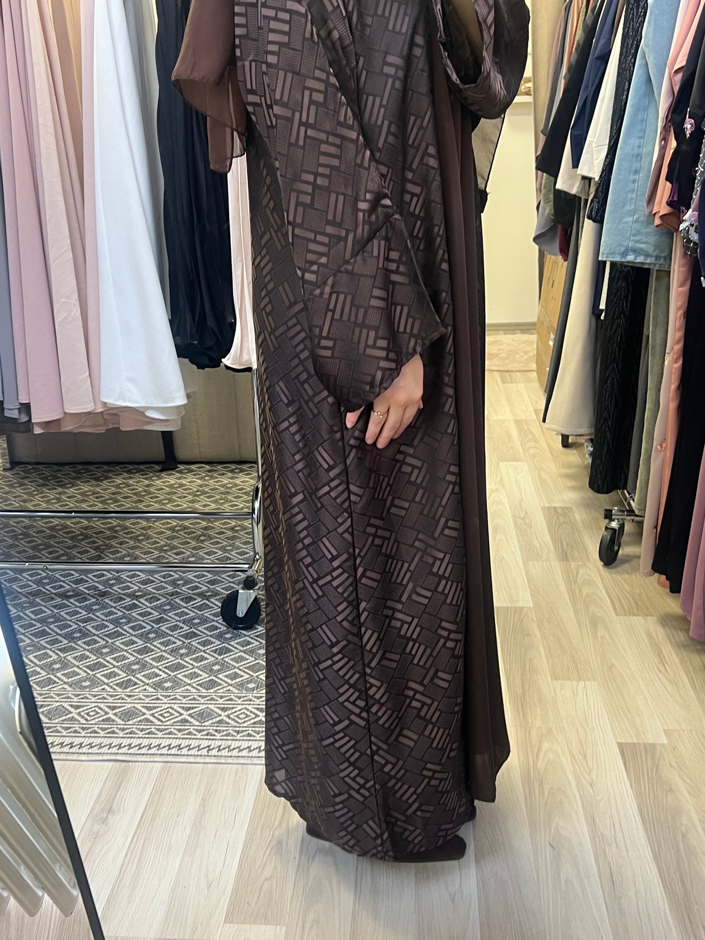 Rückansicht braunes Abaya Set mit fließendem Unterkleid
