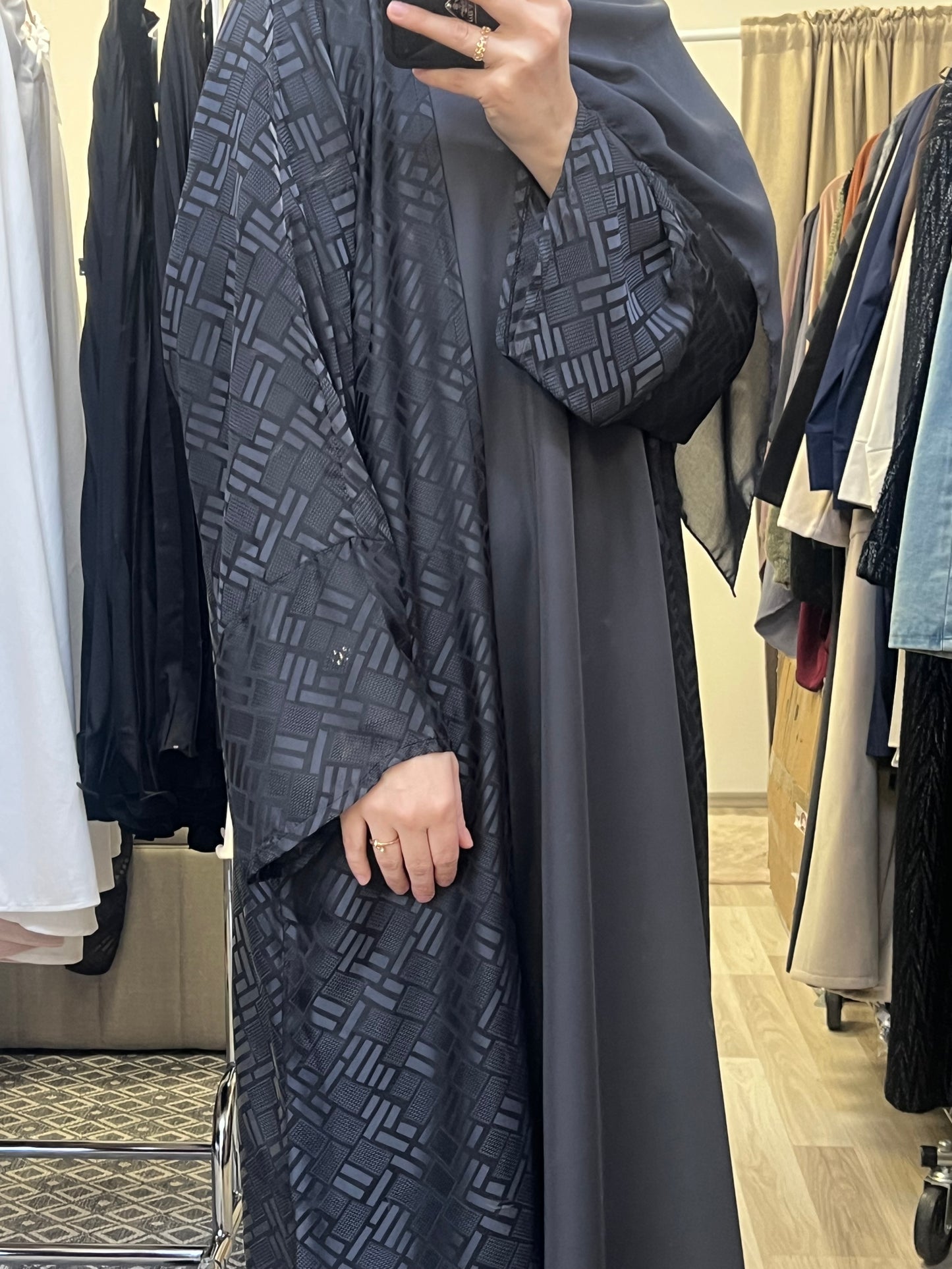 Schwarzes Abaya Set mit Jacquard Kimono frontale Ansicht