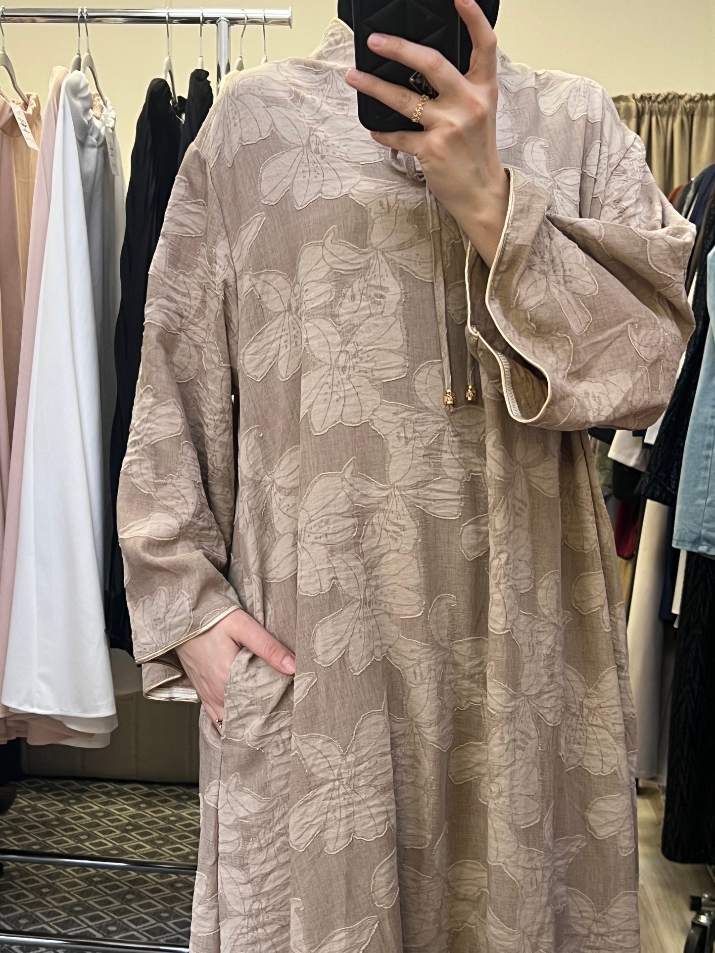 Locker fallendes Kleid mit weitem Ärmel und Strukturstoff