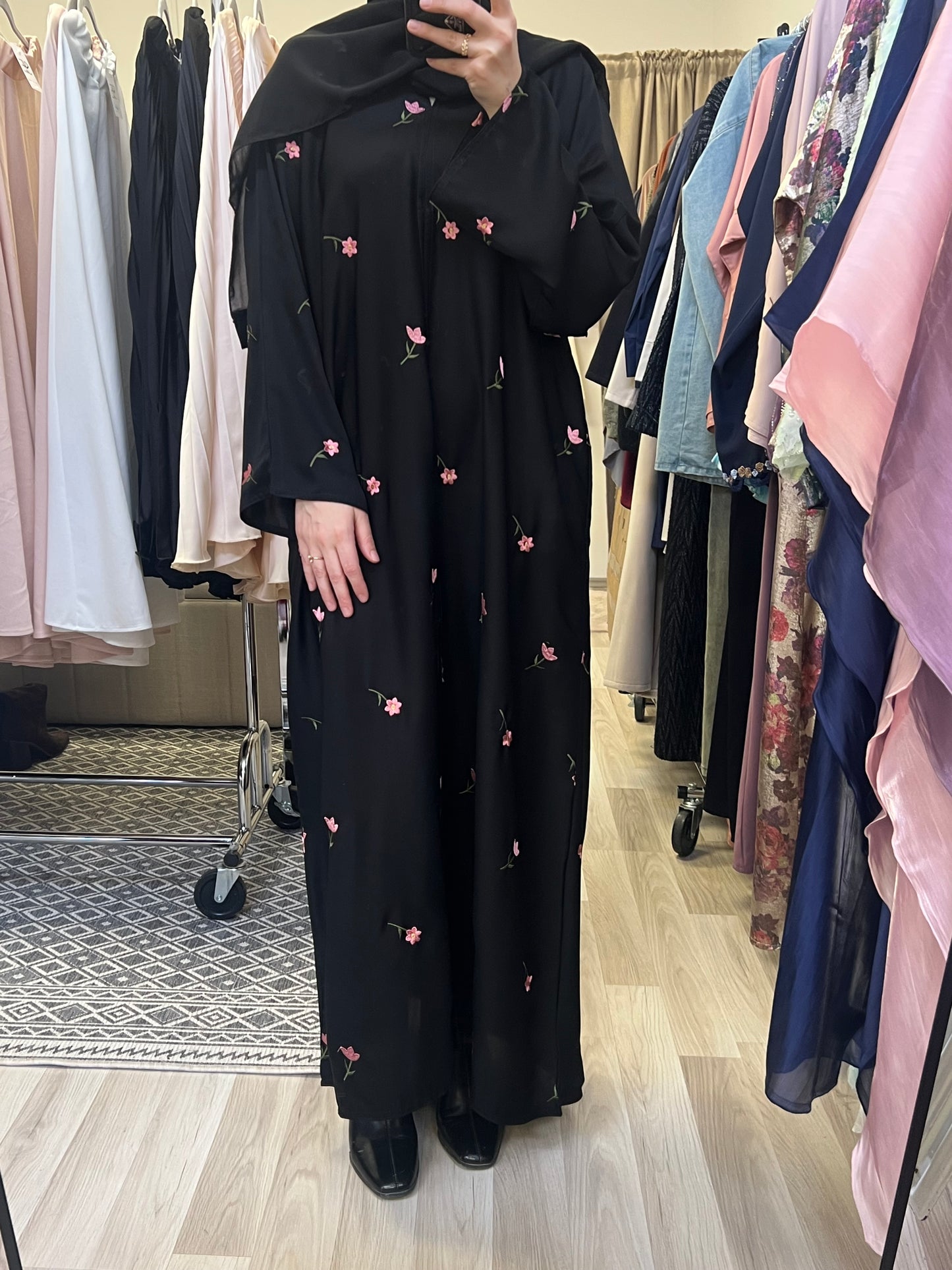Schwarzer Kimono mit rosa Blumenstickerei Vorderansicht