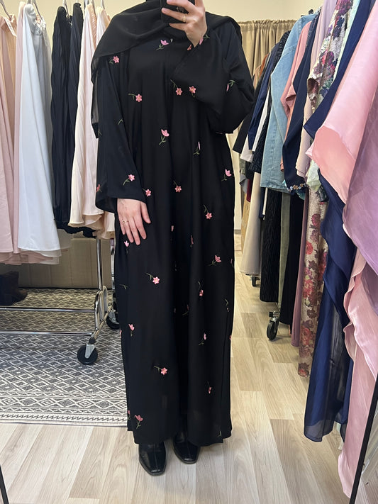 Schwarzer Kimono mit rosa Blumenstickerei Vorderansicht