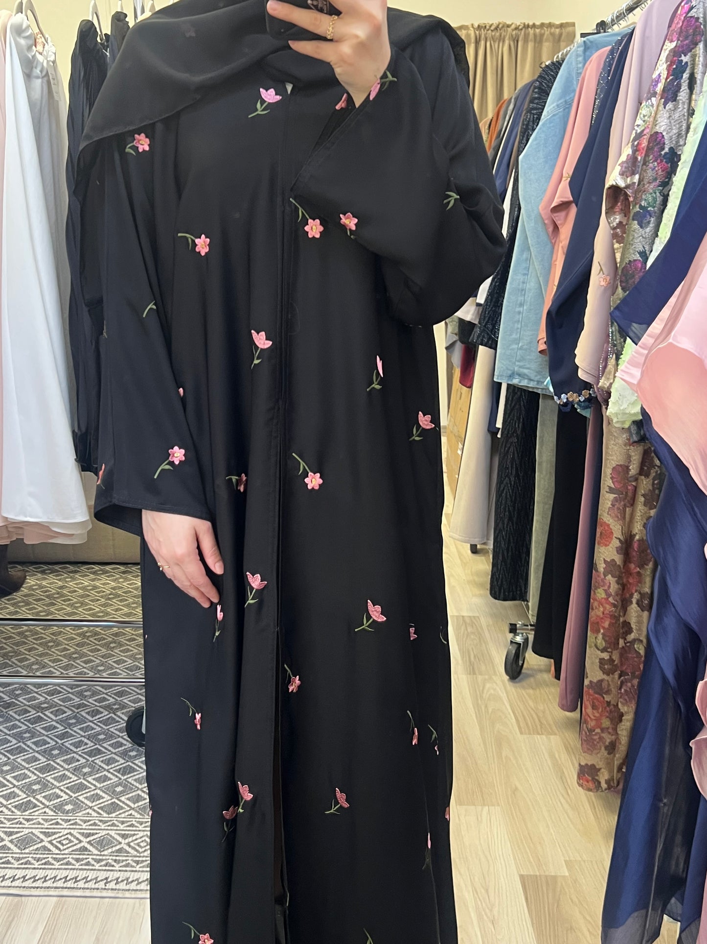 Detailaufnahme Blumenstickerei Ärmel Kimono
