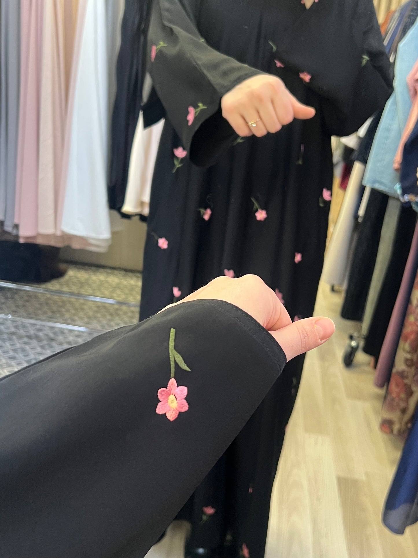 Kimono mit versteckten Druckknöpfen geschlossen getragen