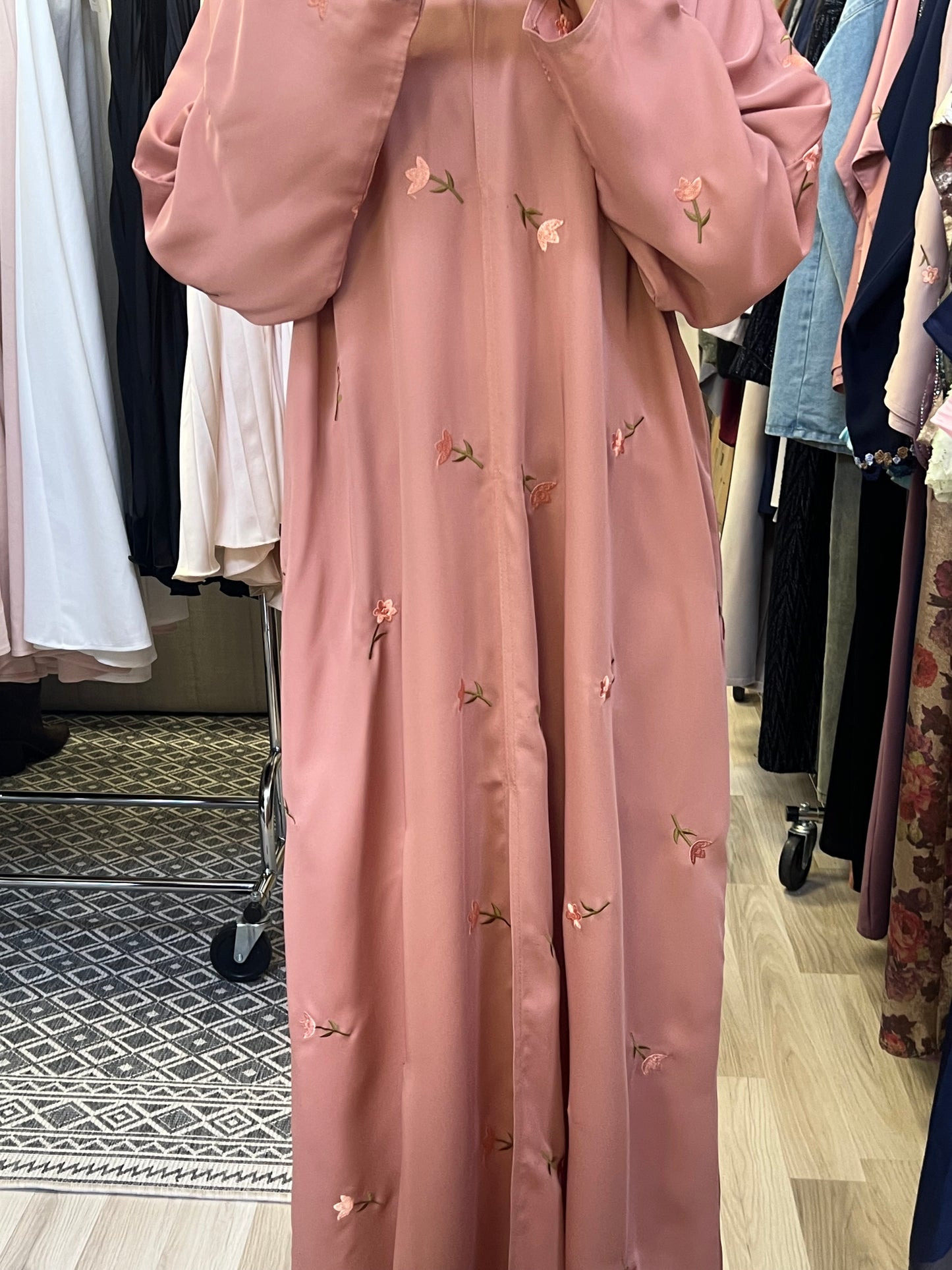 Rosafarbener Kimono mit kleiner Blumenstickerei