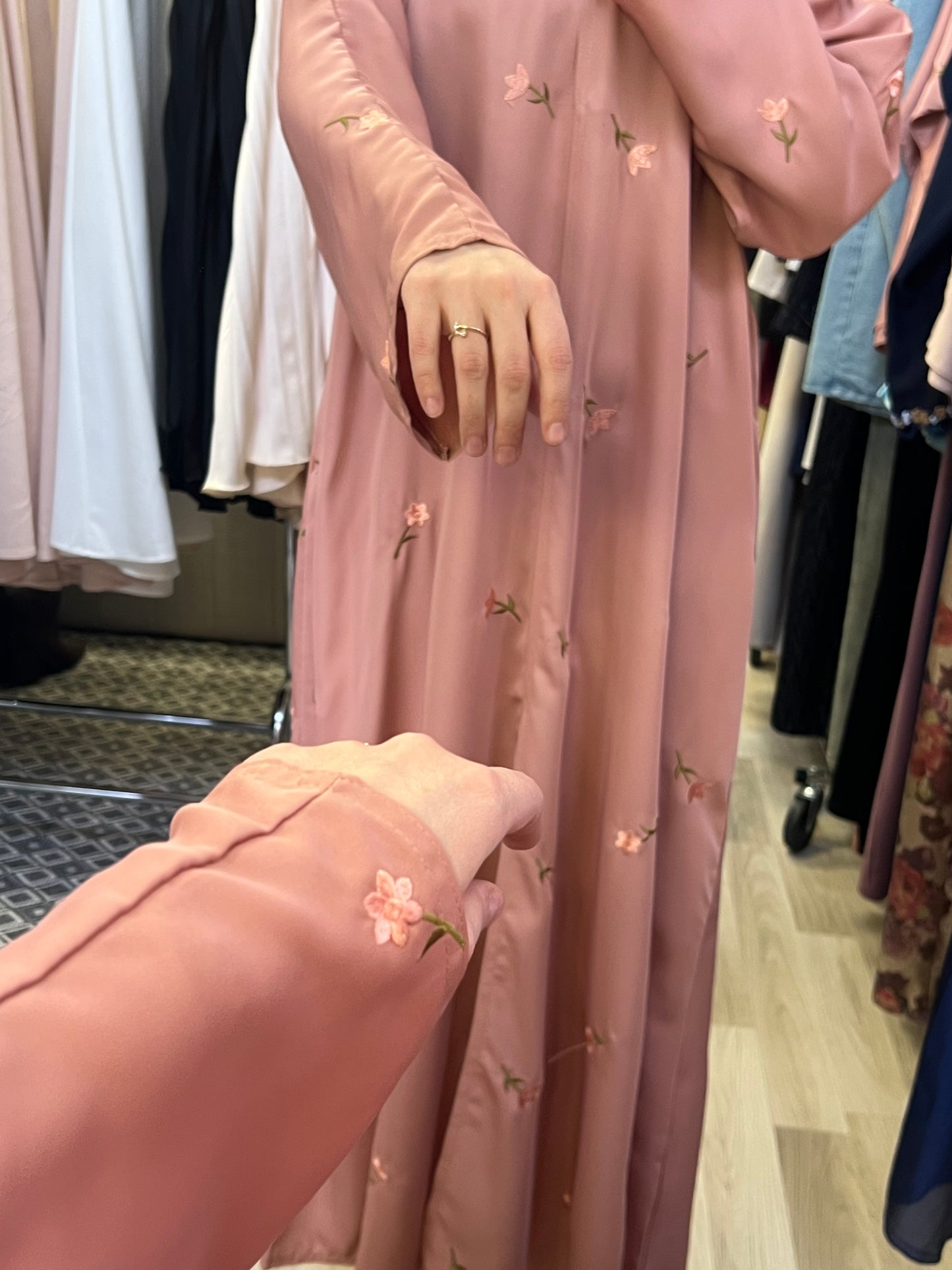Kimono mit versteckten Druckknöpfen geschlossen getragen