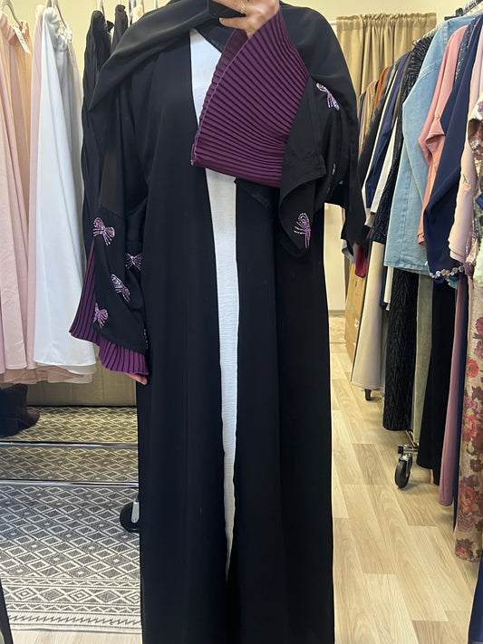 Schwarzes Abaya Set mit lila Plissee-Ärmeln
