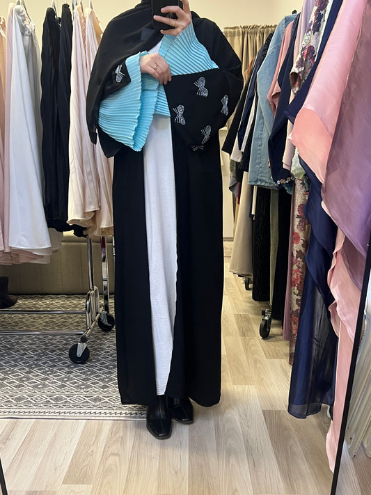 Schwarzes Abaya Set mit hellblauen Plissee-Ärmeln