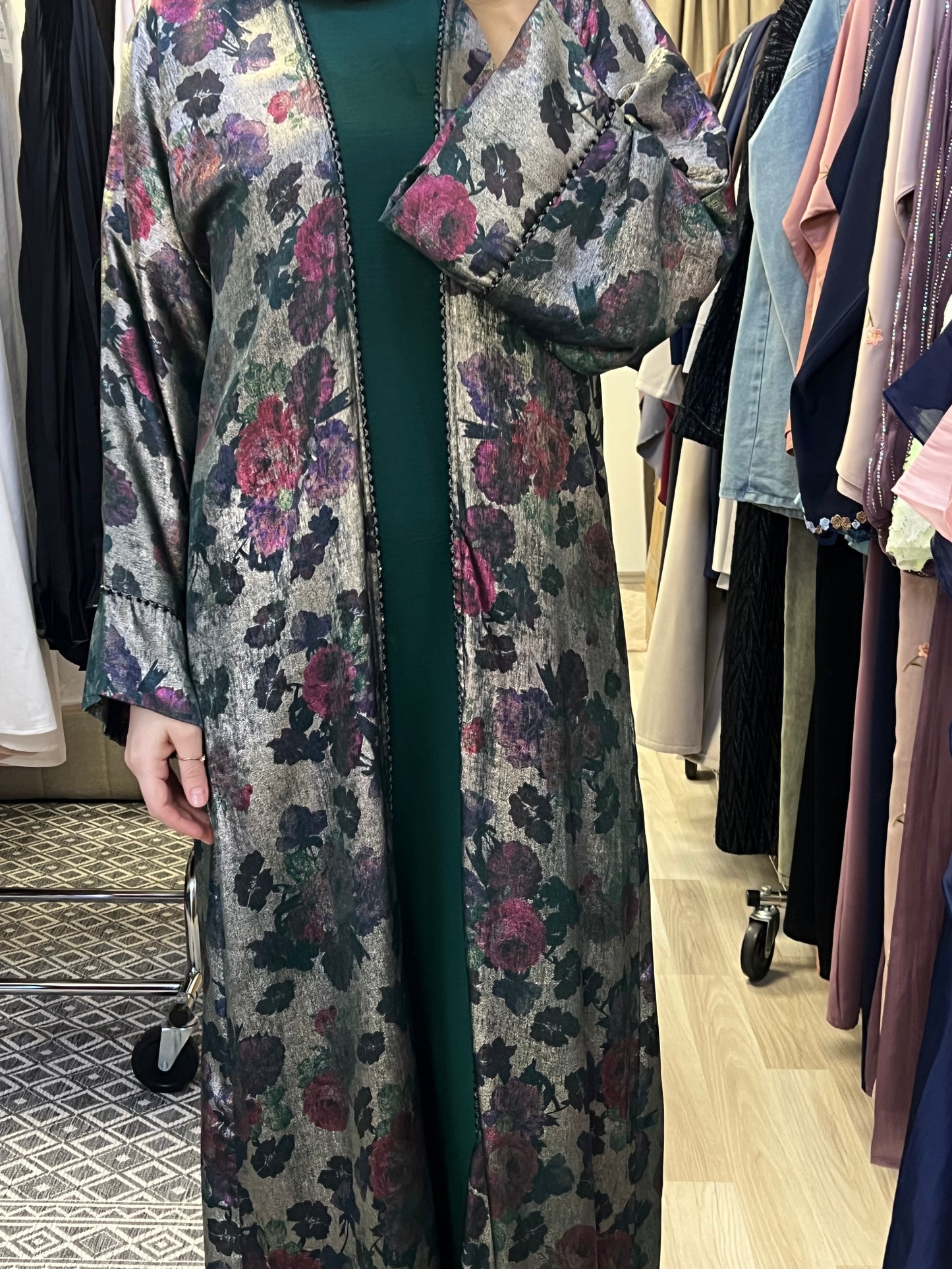 Dunkelgrünes Abaya Set mit floralem Kimono Vorderansicht