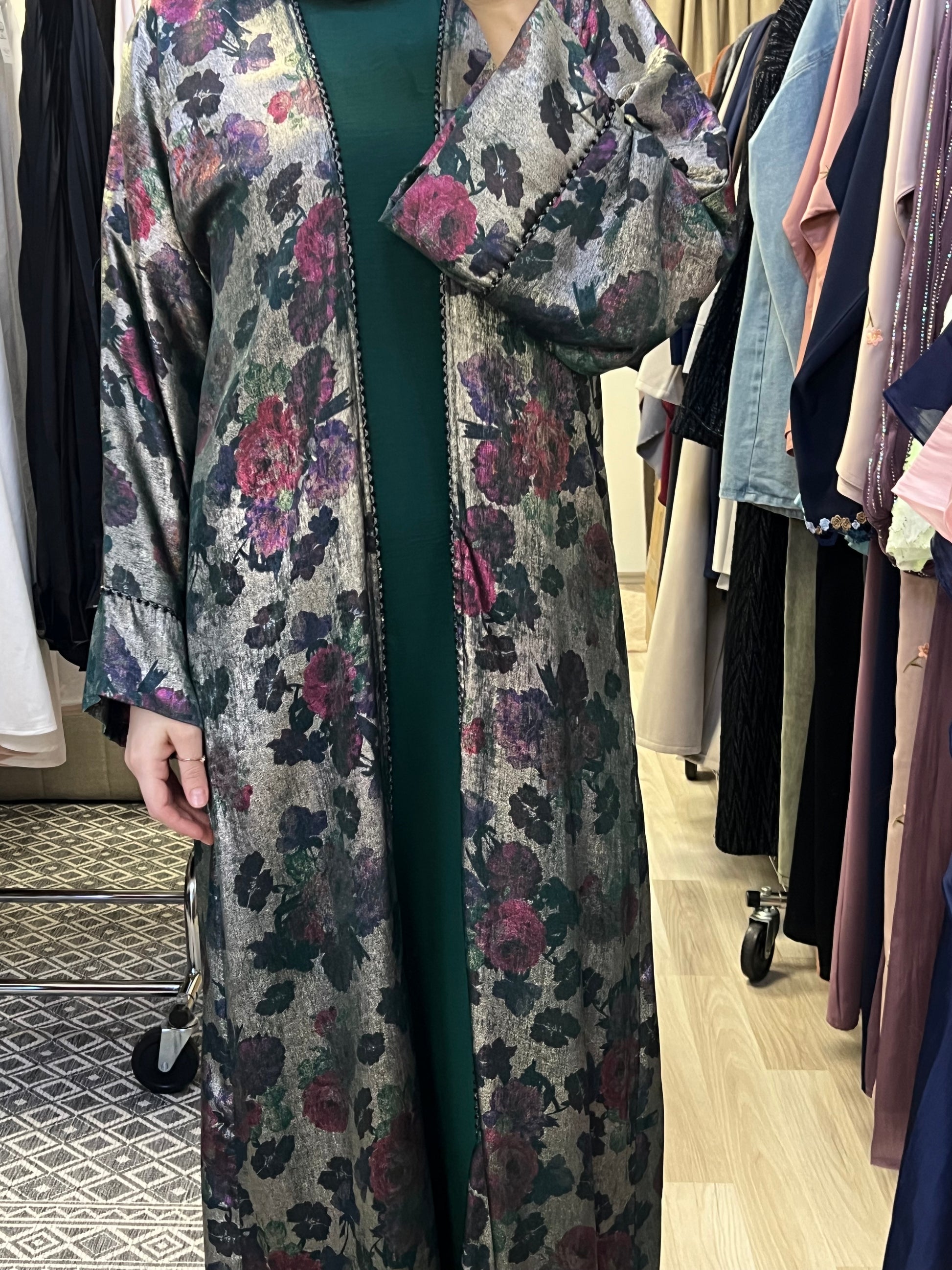 Dunkelgrünes Abaya Set mit floralem Kimono Vorderansicht