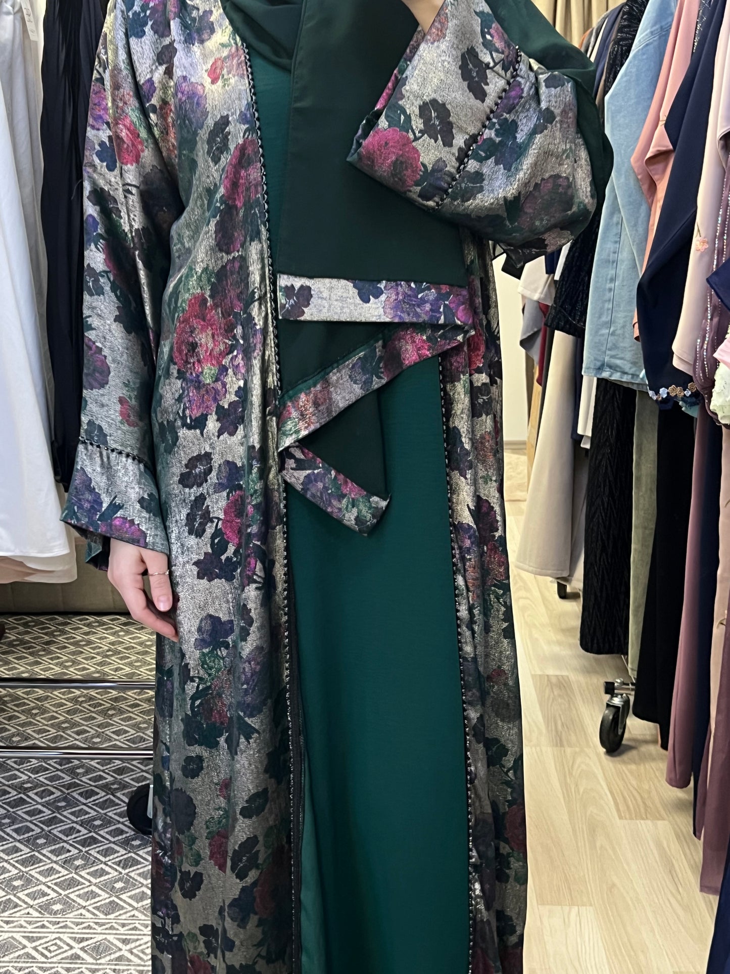 Modest Fashion Abaya mit Blumenprint Gesamtansicht