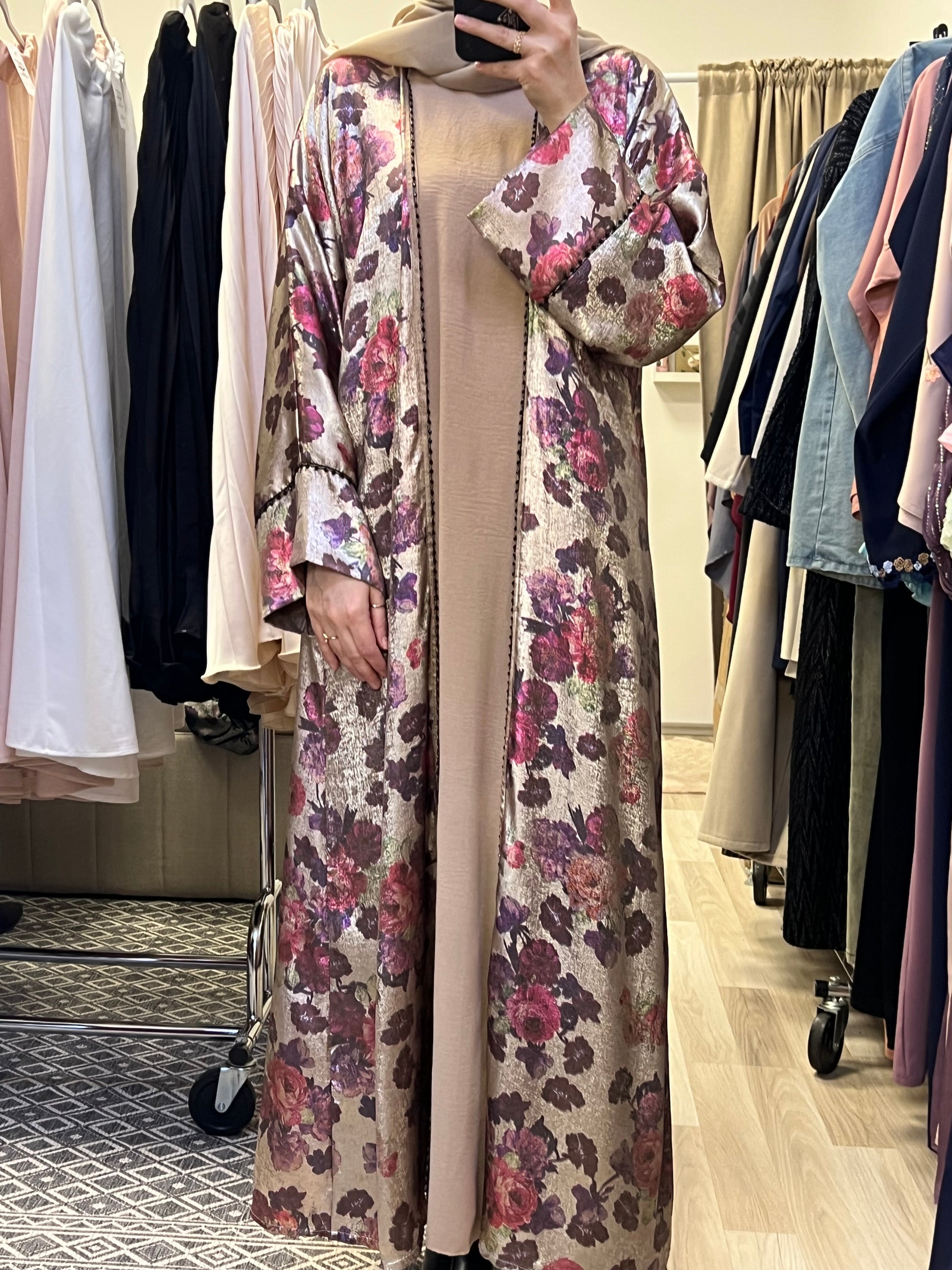 Florales Abaya Set in Beige mit Kimono und Hijab Vorderansicht