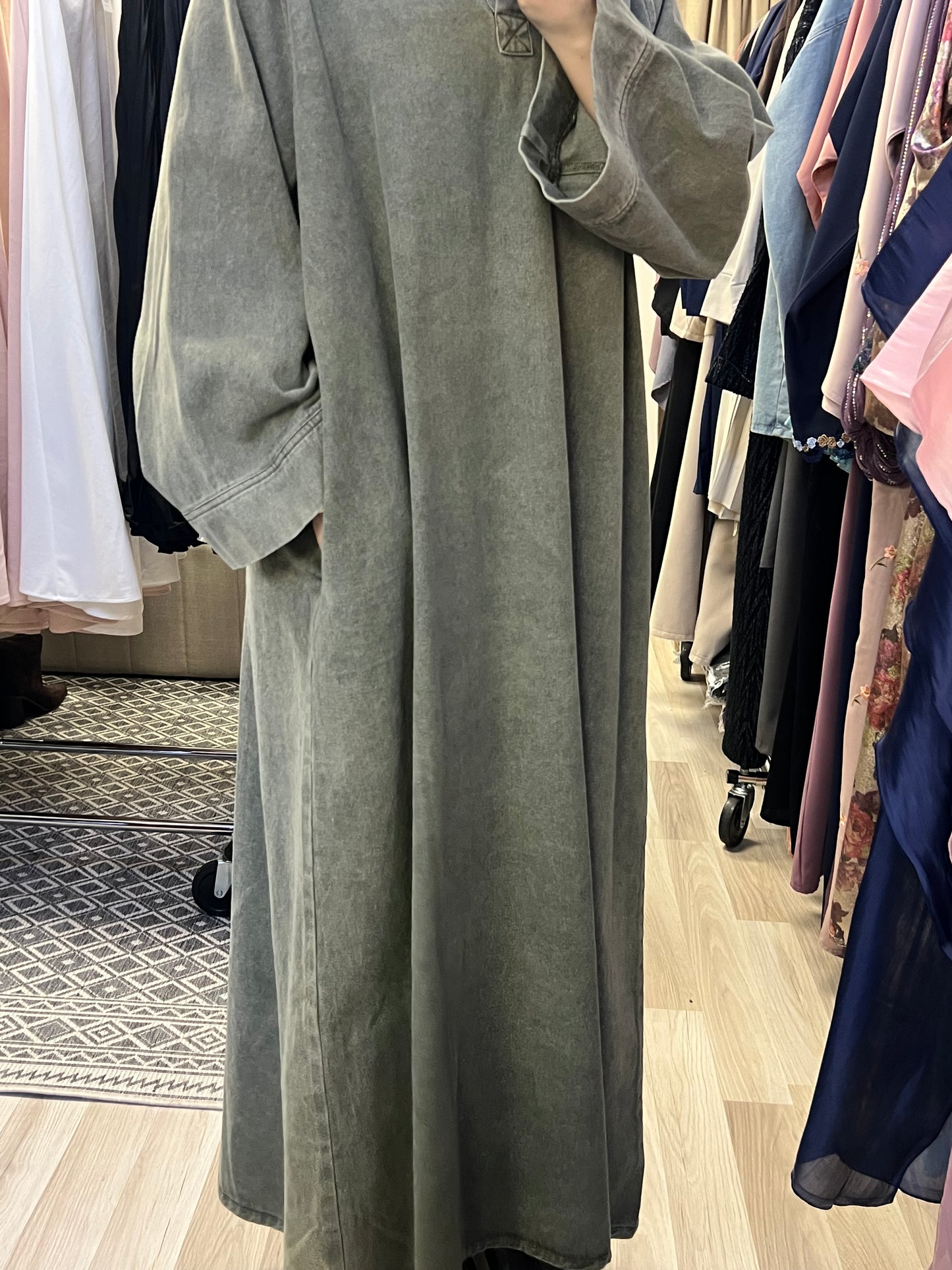 Detailaufnahme Kragen und V-Ausschnitt Jeanskleid