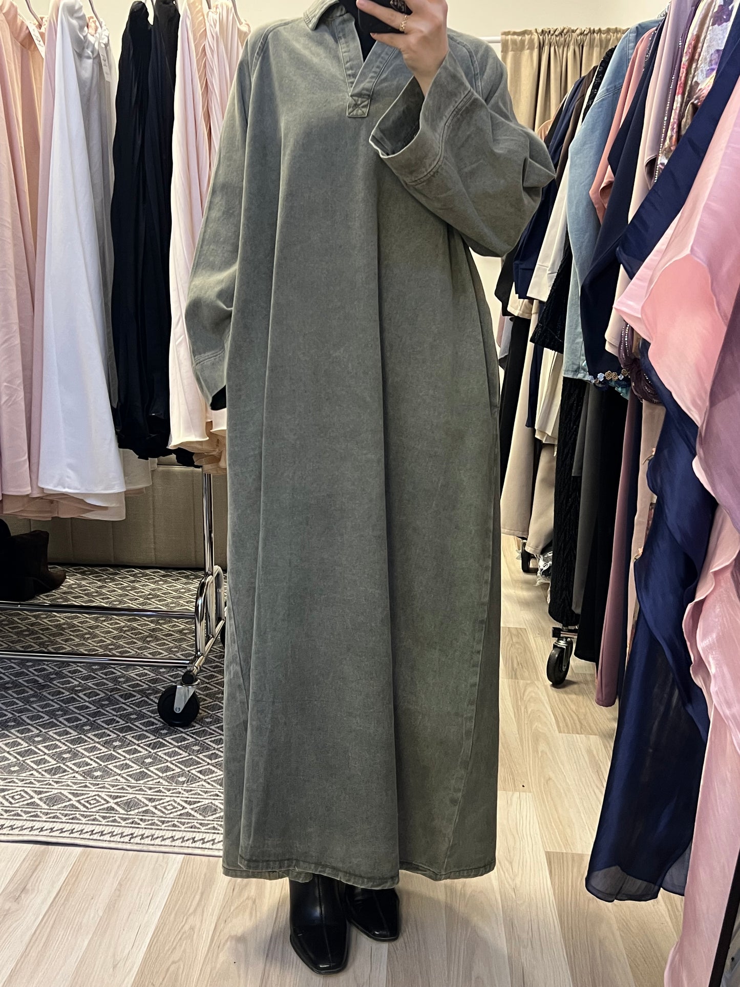 Langes Modest Jeanskleid mit seitlichen Taschen