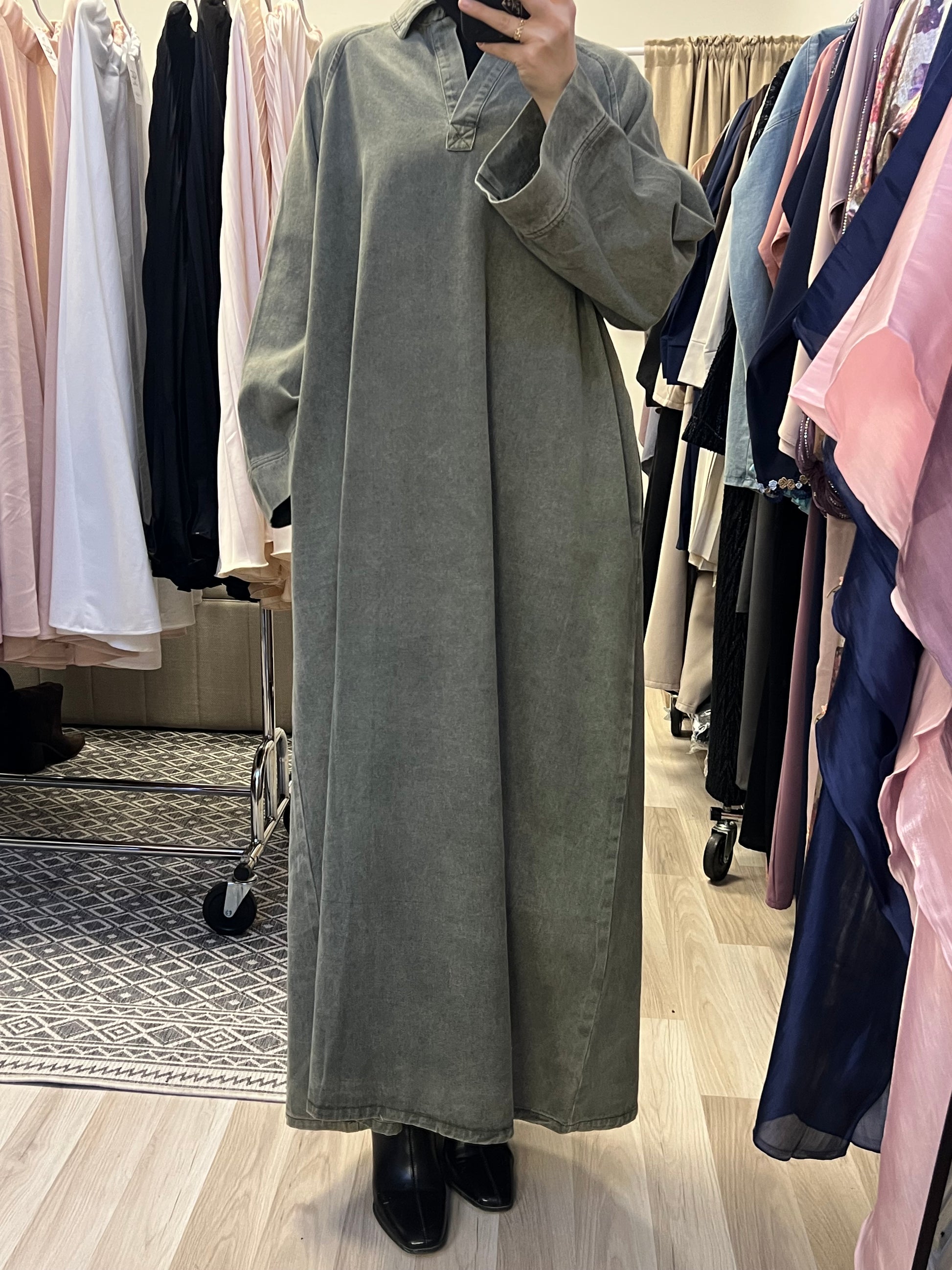 Langes Modest Jeanskleid mit seitlichen Taschen