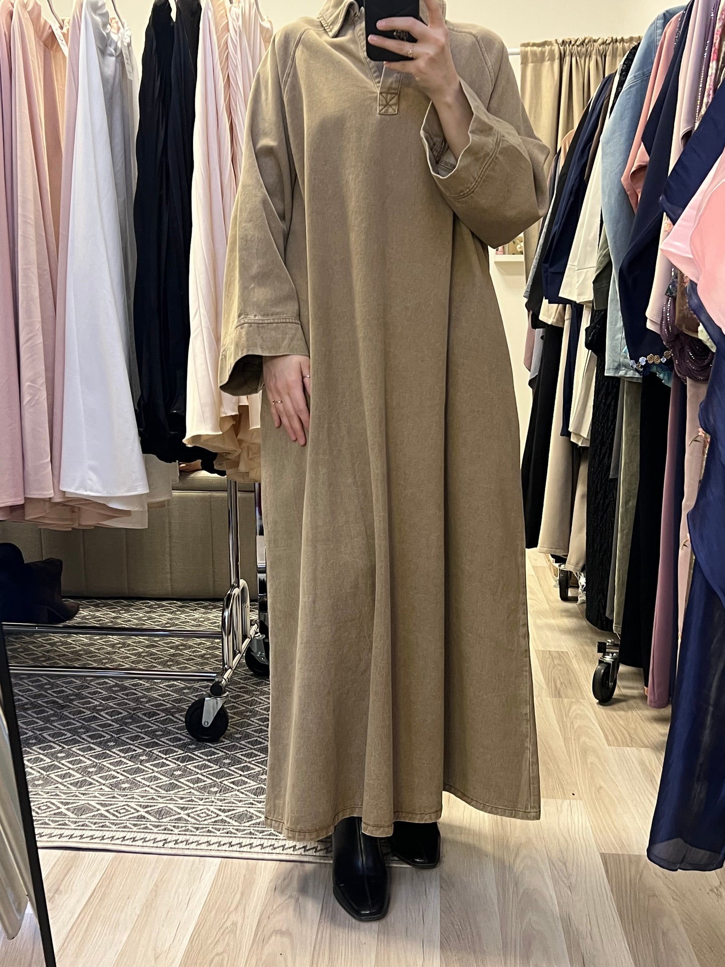 Detailansicht Baumwoll Jeanskleid mit weitem Ärmel und Oversized Schnitt