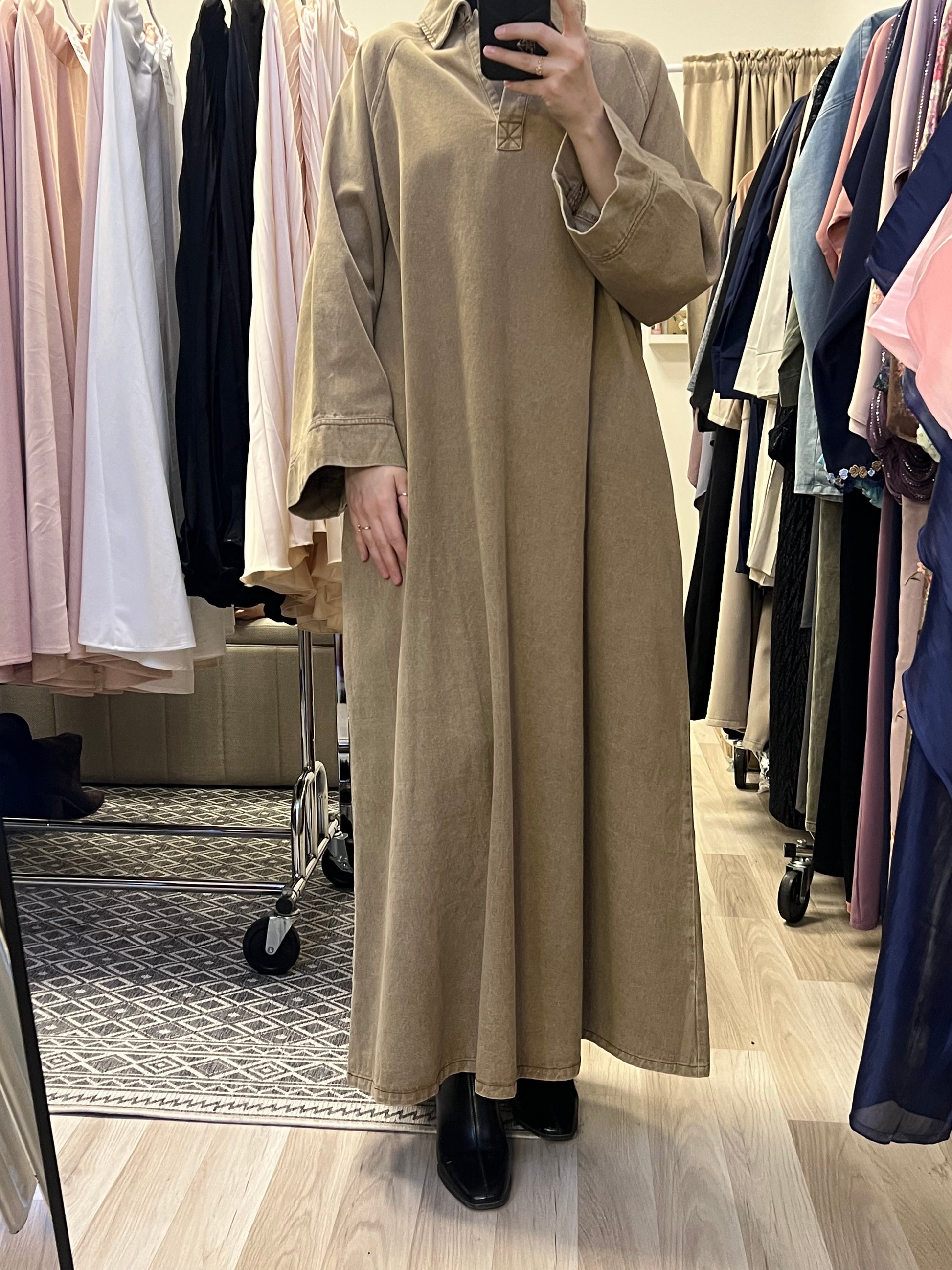 Detailansicht Baumwoll Jeanskleid mit weitem Ärmel und Oversized Schnitt