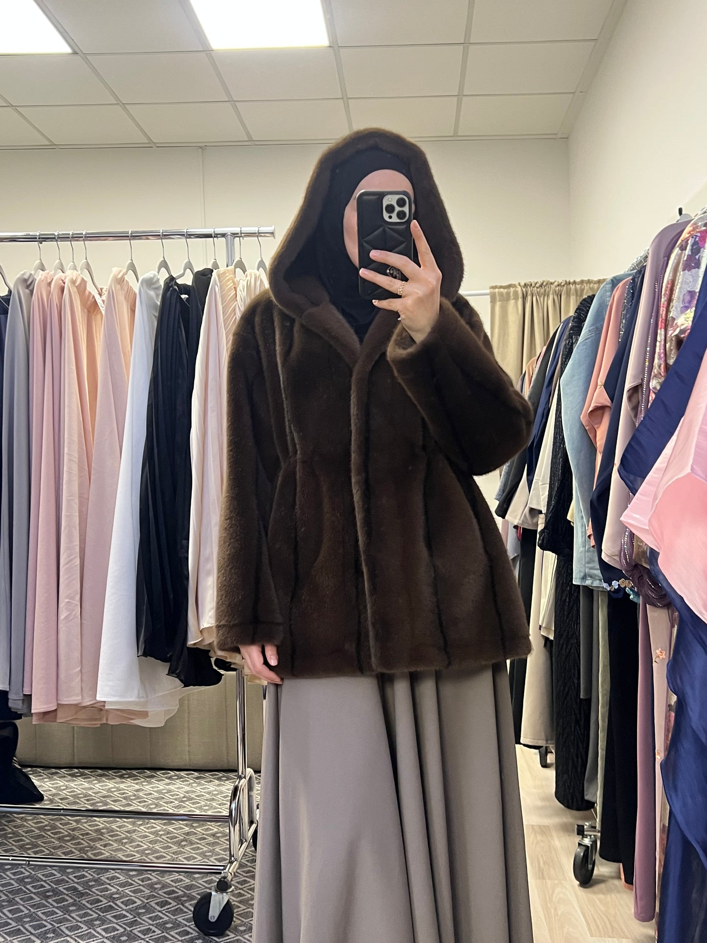 Premium Teddy Felljacke mit Kapuze – Taillierbar | Modest Winterjacke Braun