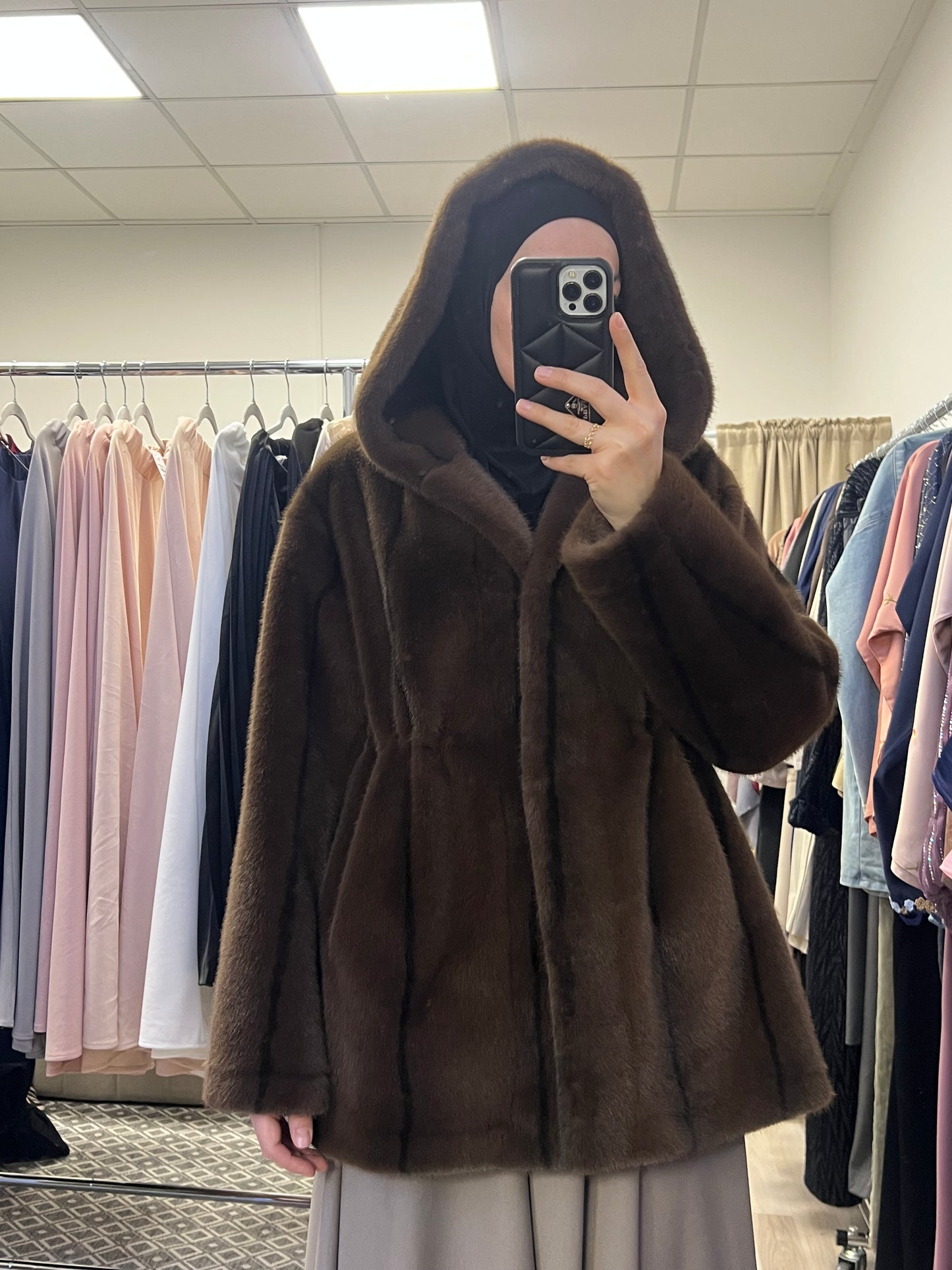 Premium Teddy Felljacke mit Kapuze – Taillierbar | Modest Winterjacke Braun