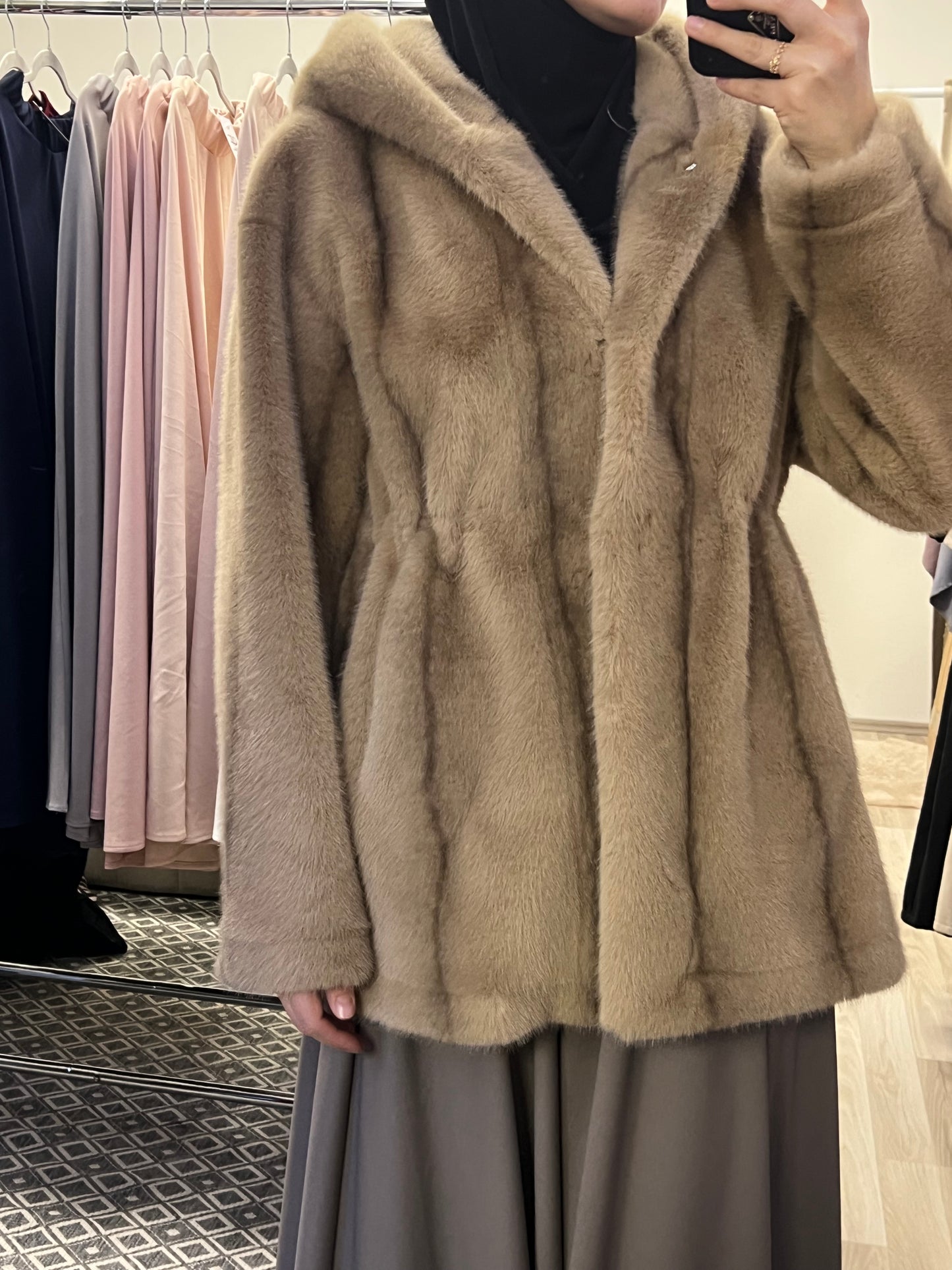 Taillierbare Felljacke in Taupe mit Innen-Schnürung für feminine Silhouette