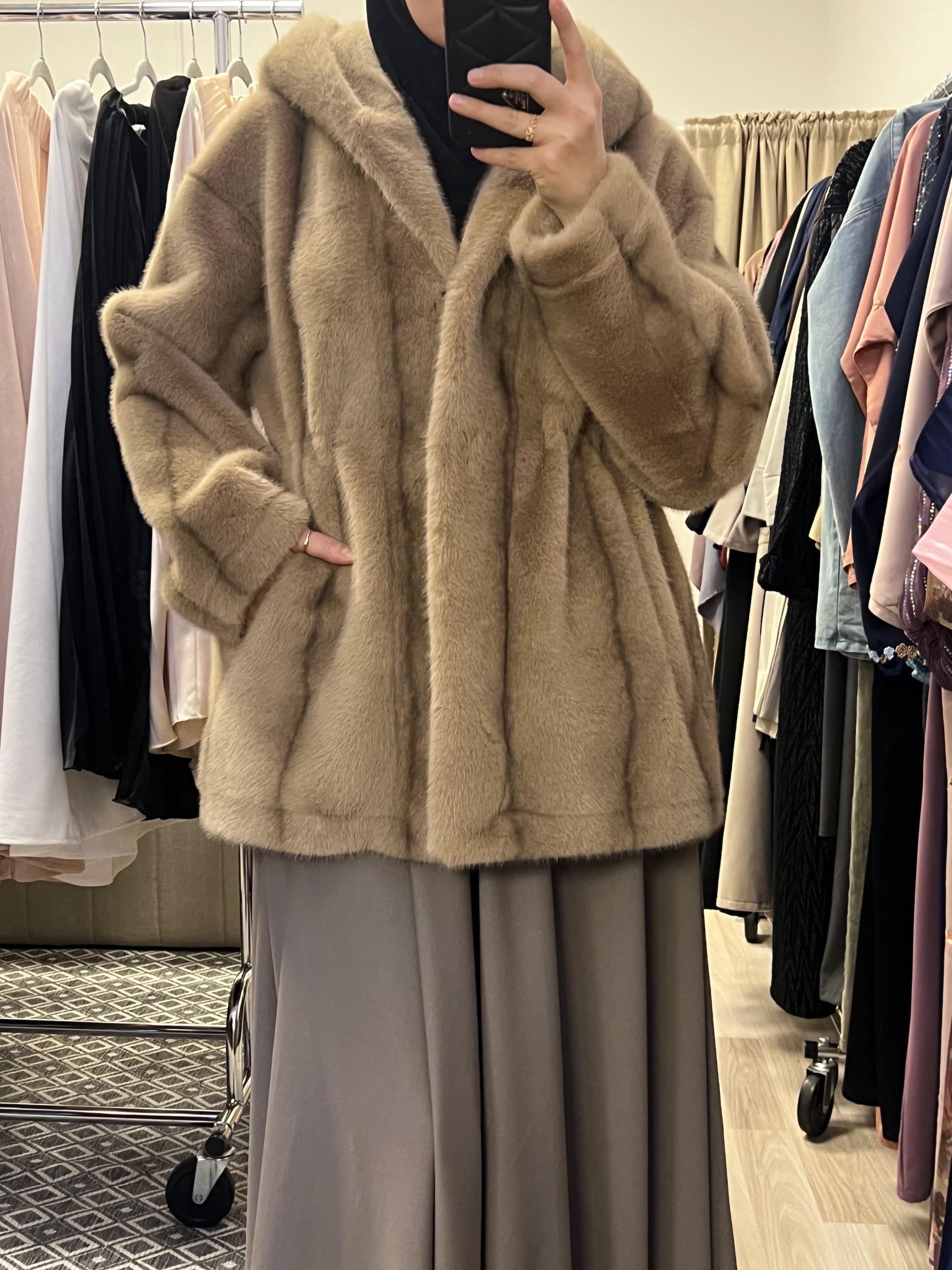 Detail Taupe Teddyjacke mit Kapuze aus 100% Polyester