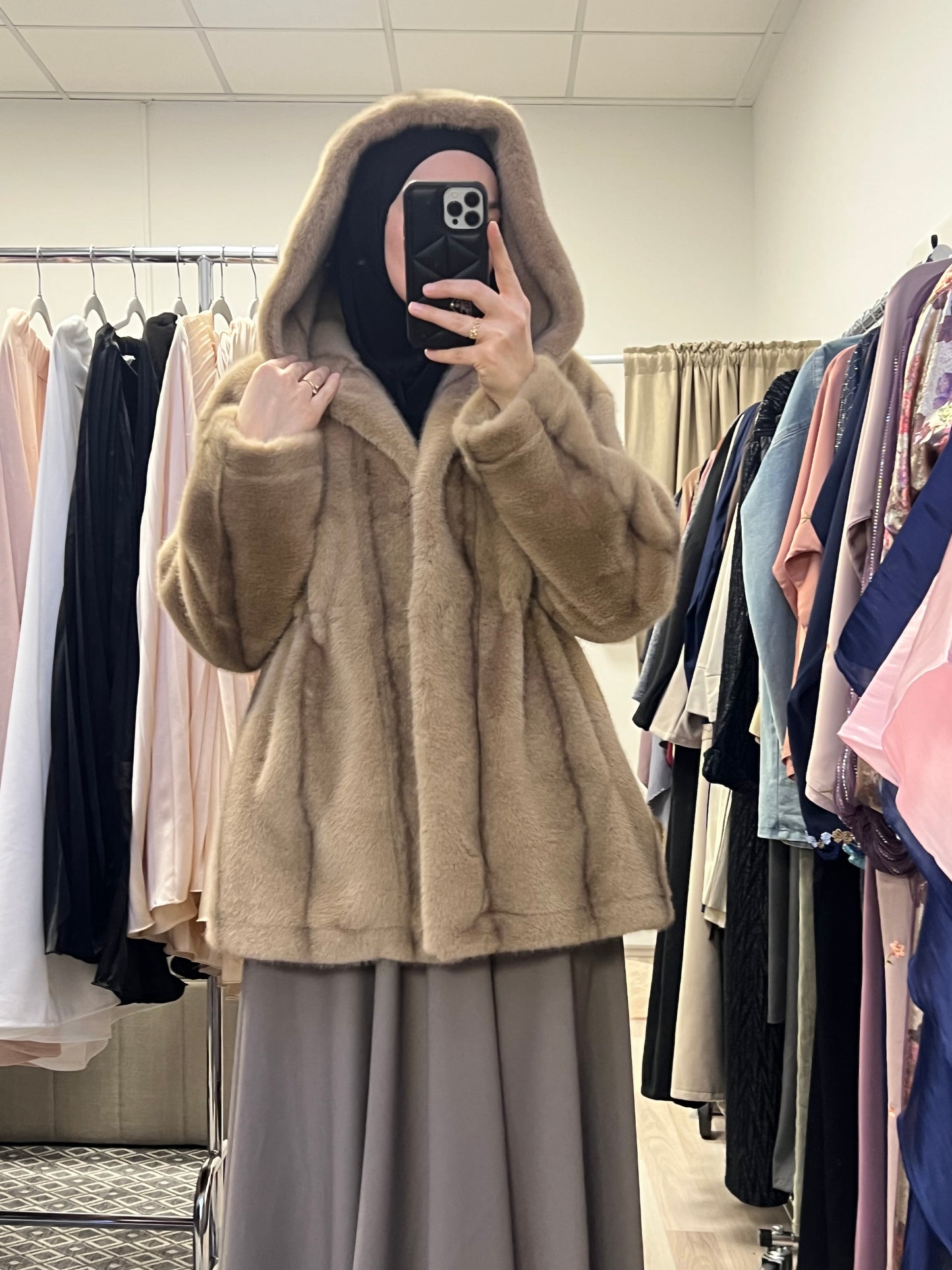 Taupe Teddy Felljacke Damen mit Kapuze im Modest Winter Look