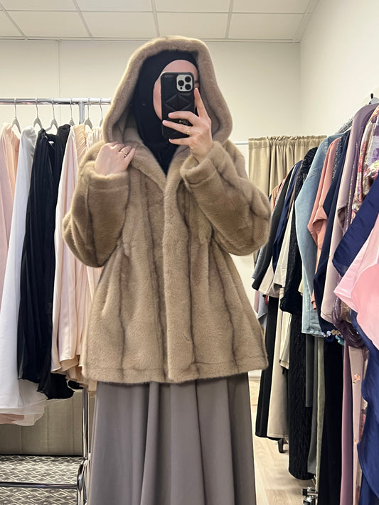 Taupe Teddy Felljacke Damen mit Kapuze im Modest Winter Look