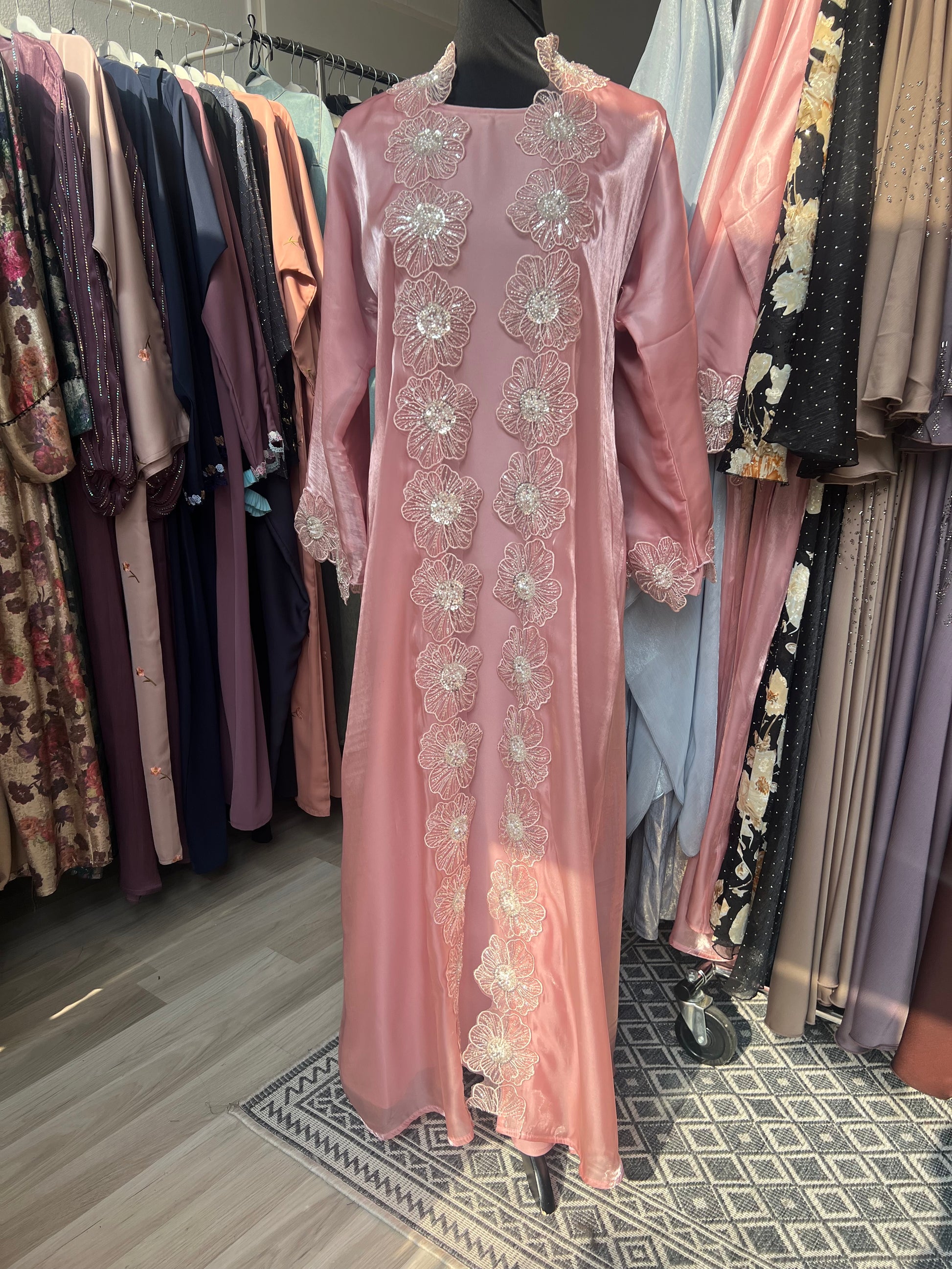 Abaya Set Cotton Candy rosa mit Blumenstickerei und Hijab