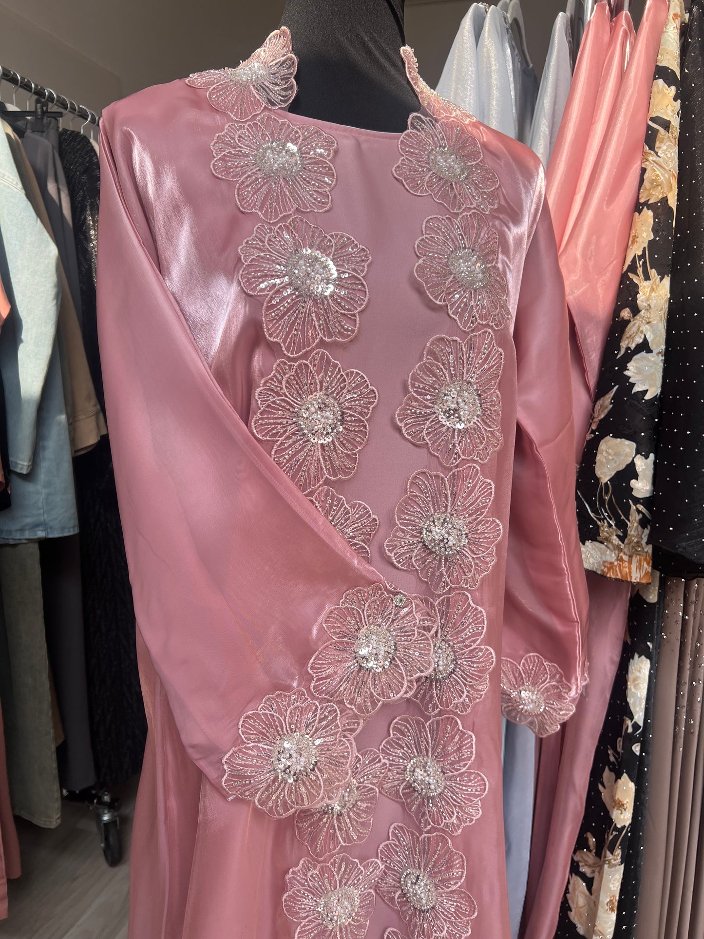 Ramadan Abaya Set rosa mit Perlenstickerei und Gürtel