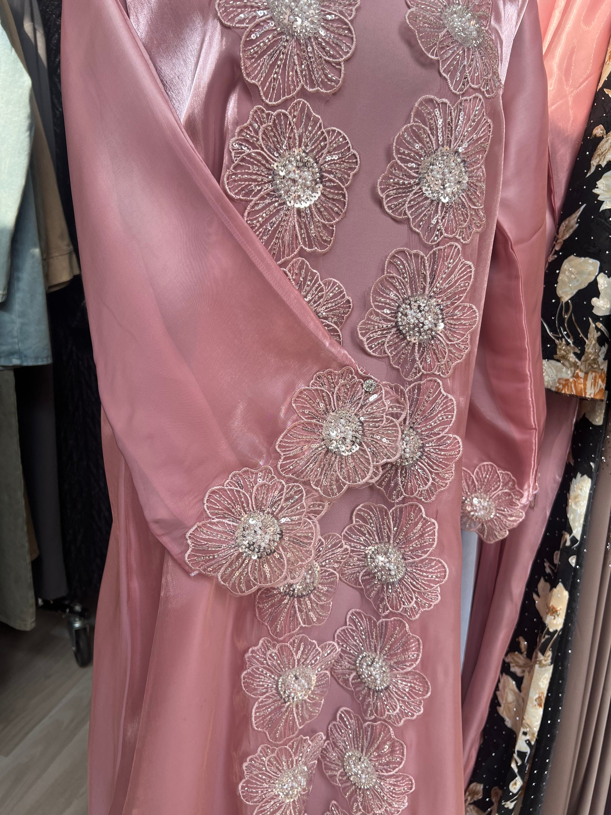 Abaya Set aus Dubai rosa mit Hijab und floralem Design