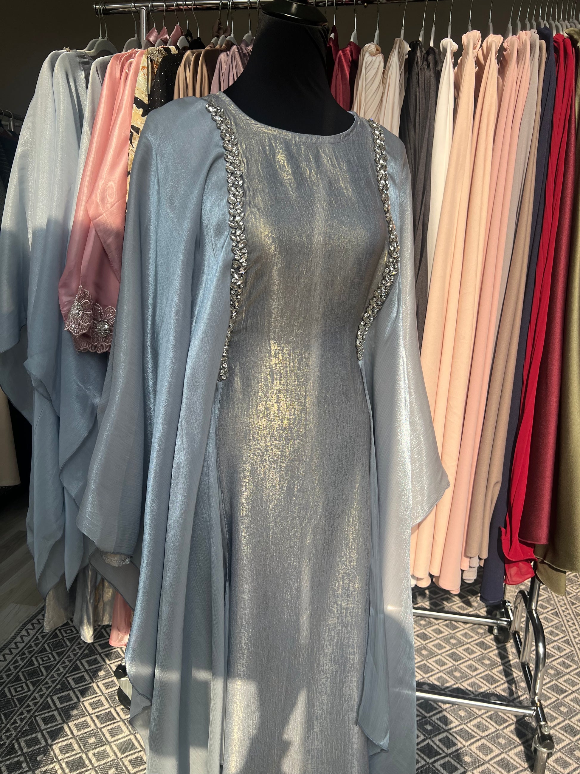 Ramadan Abaya hellblau mit Strassverzierung und fließendem Schnitt